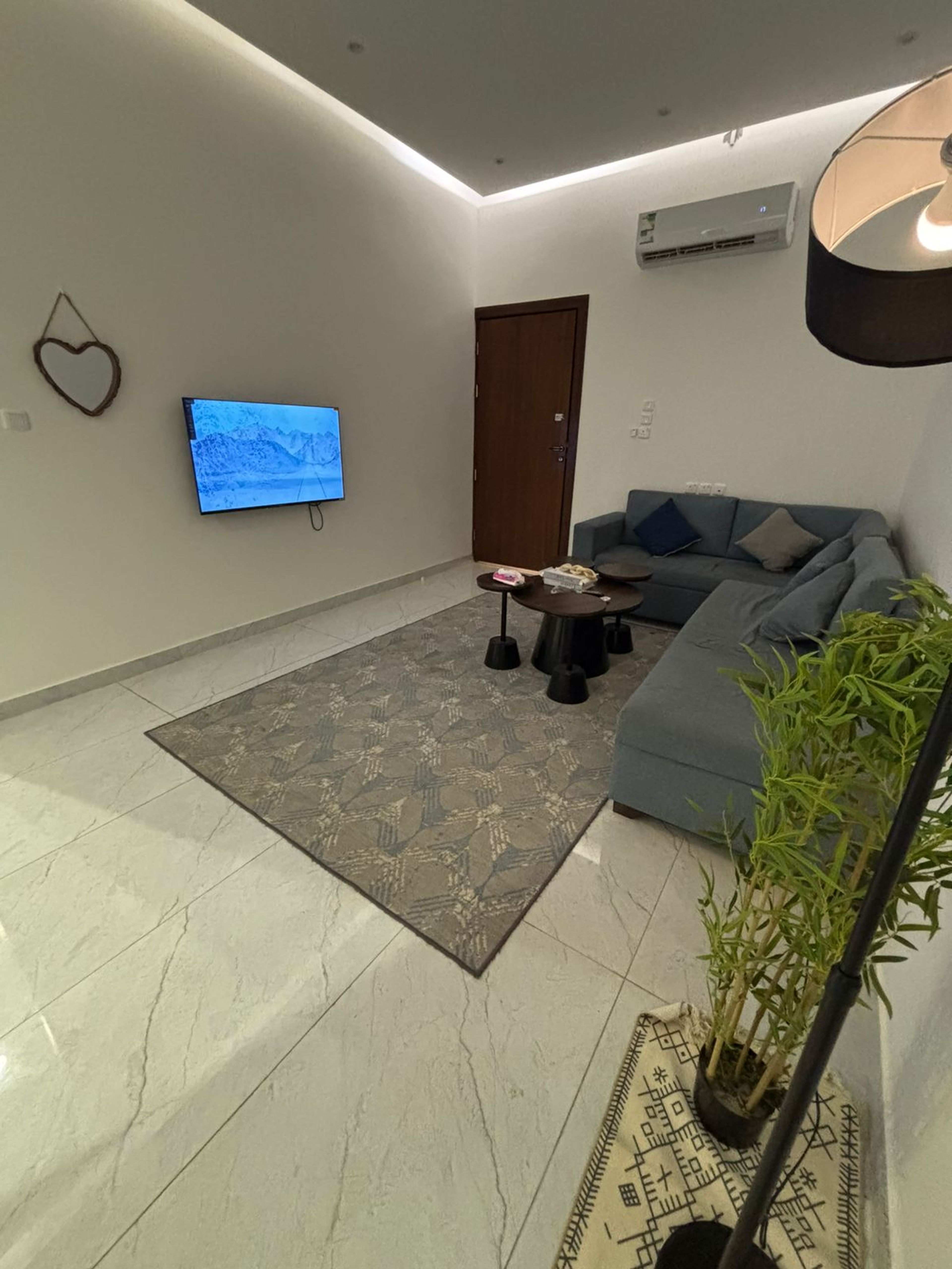 https://img.gathern.co/1400x0/1/SpseI51asi5BbK850jErKPUIk-dNl3hX.jpg