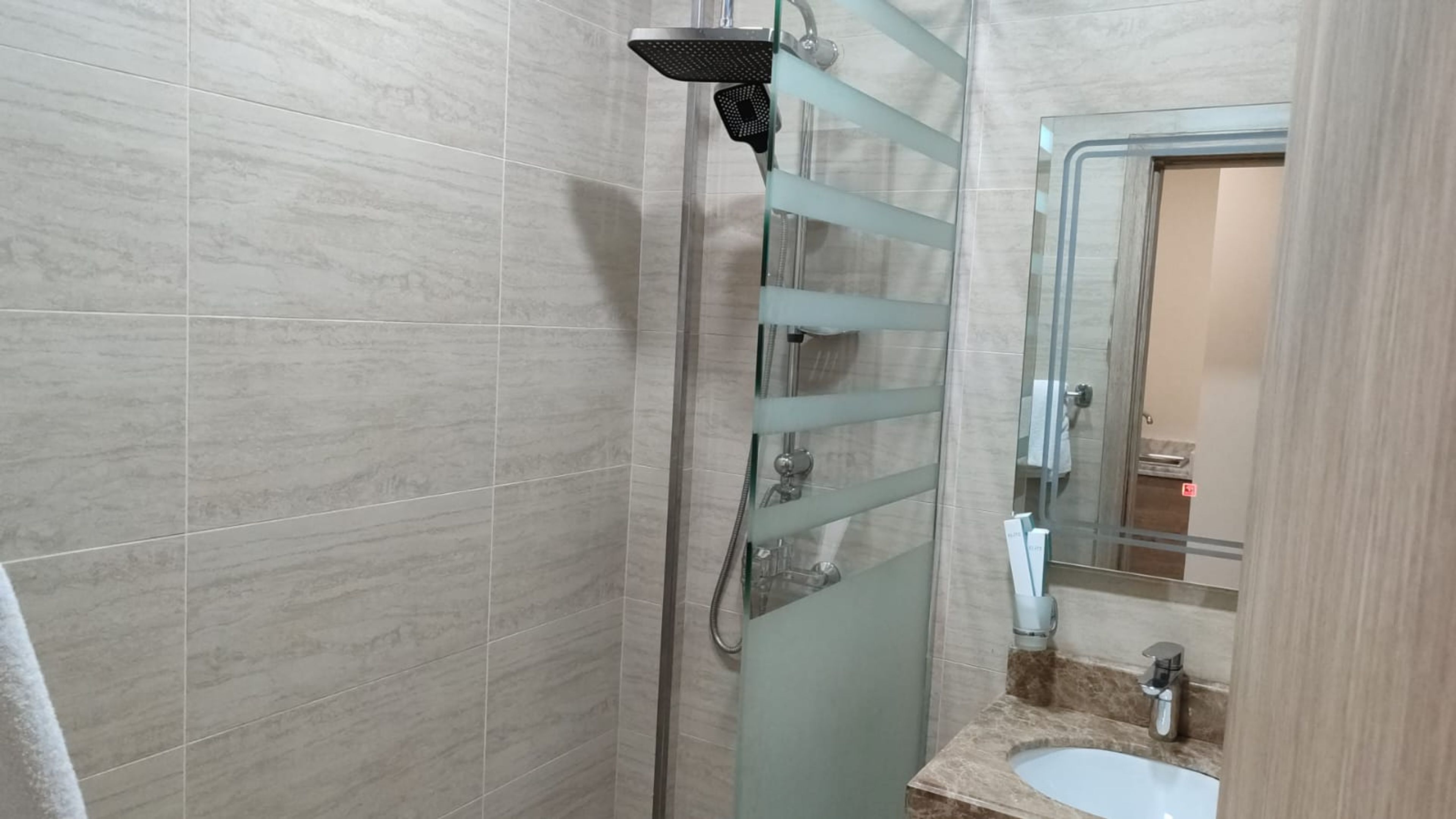 https://img.gathern.co/1400x0/1/T7Tu7kGOH9Jc3YZXCJ-mbNmYKJ7GSsQq.jpeg