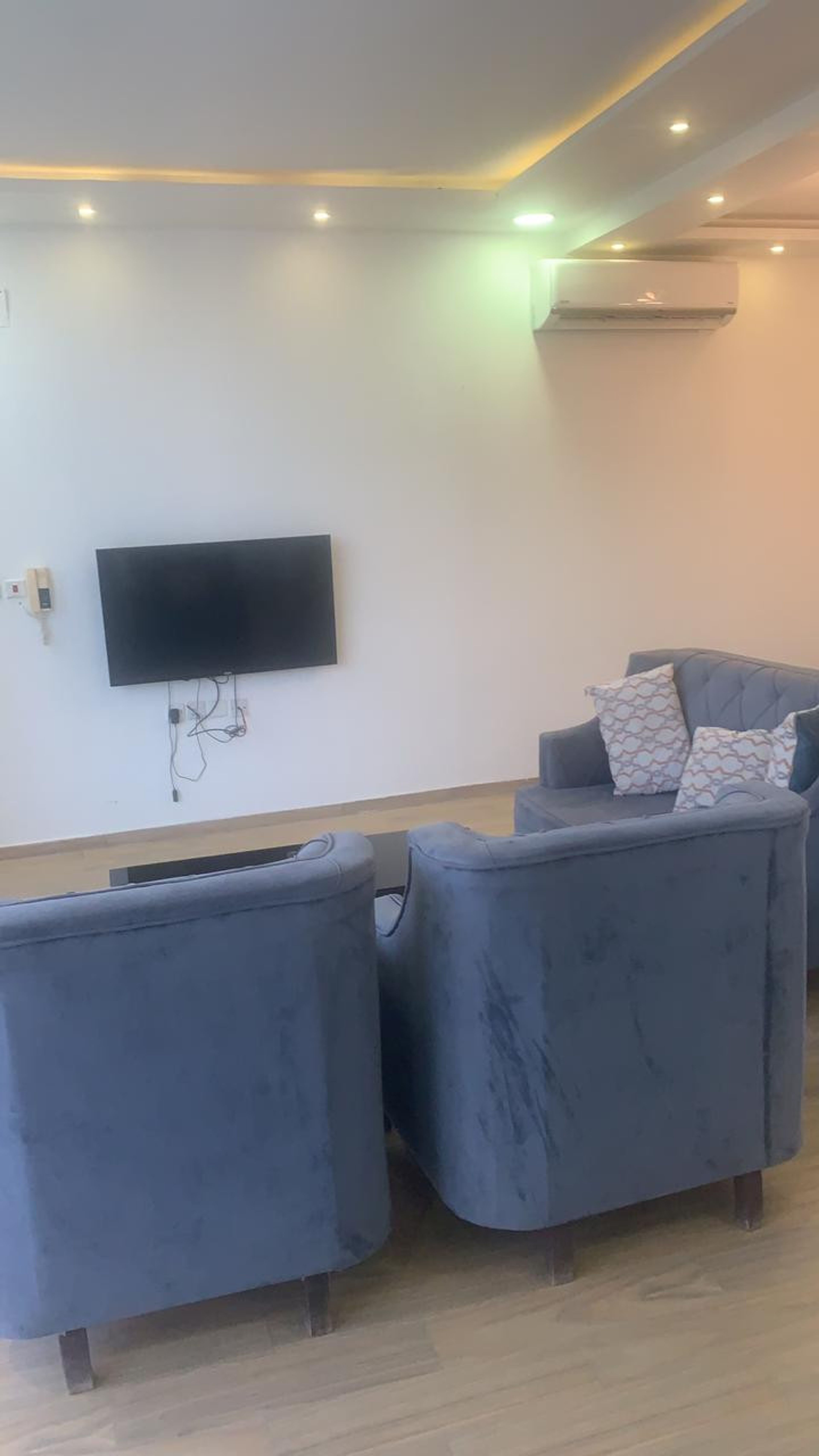https://img.gathern.co/1400x0/1/TI71WNk6bCNyT0-vbd_Amf8obBsmEXSw.jpeg