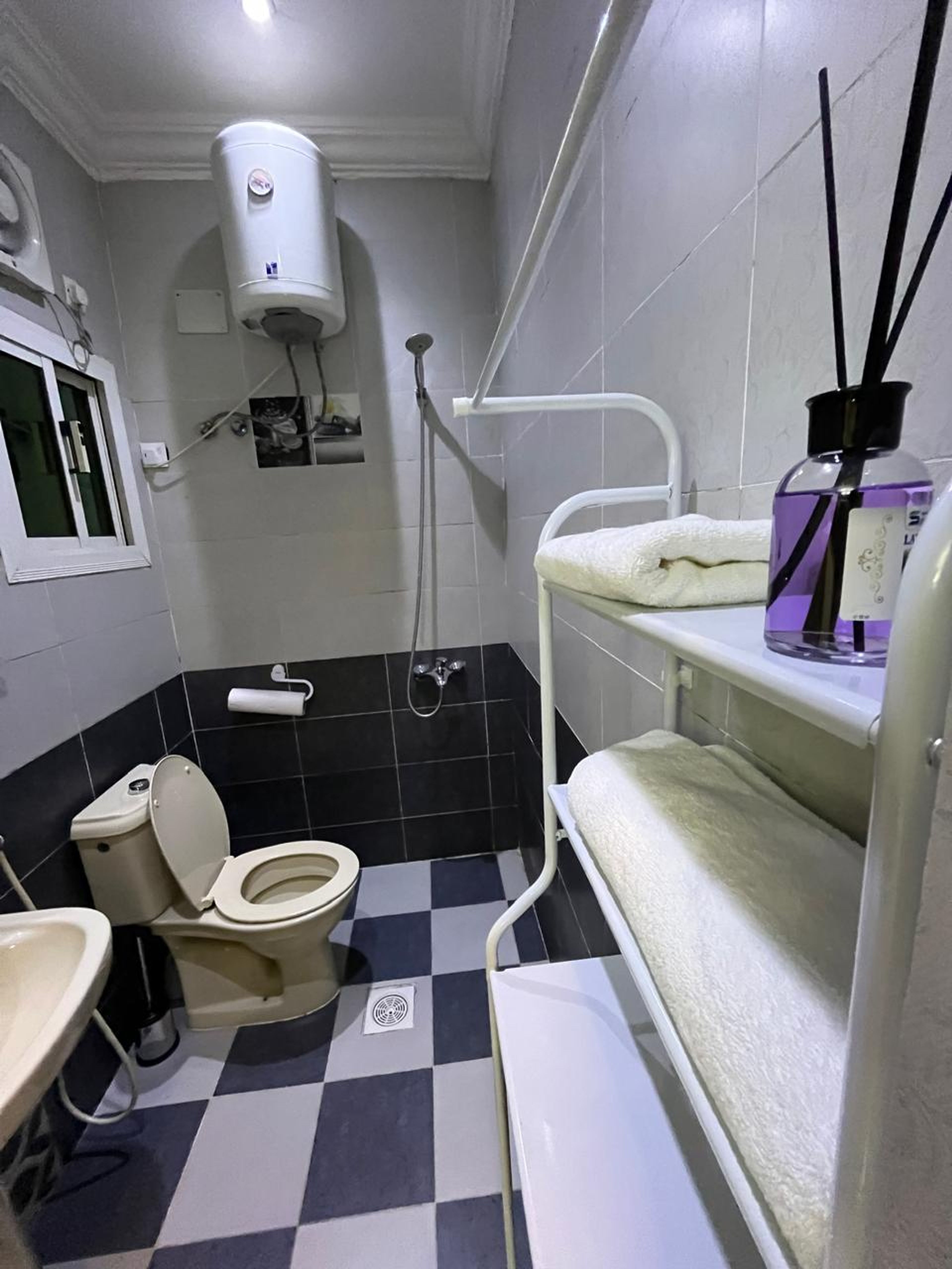 https://img.gathern.co/1400x0/1/TORX7QCkROdZoeAkvv5WC1tYpAvD7ZuU.jpeg