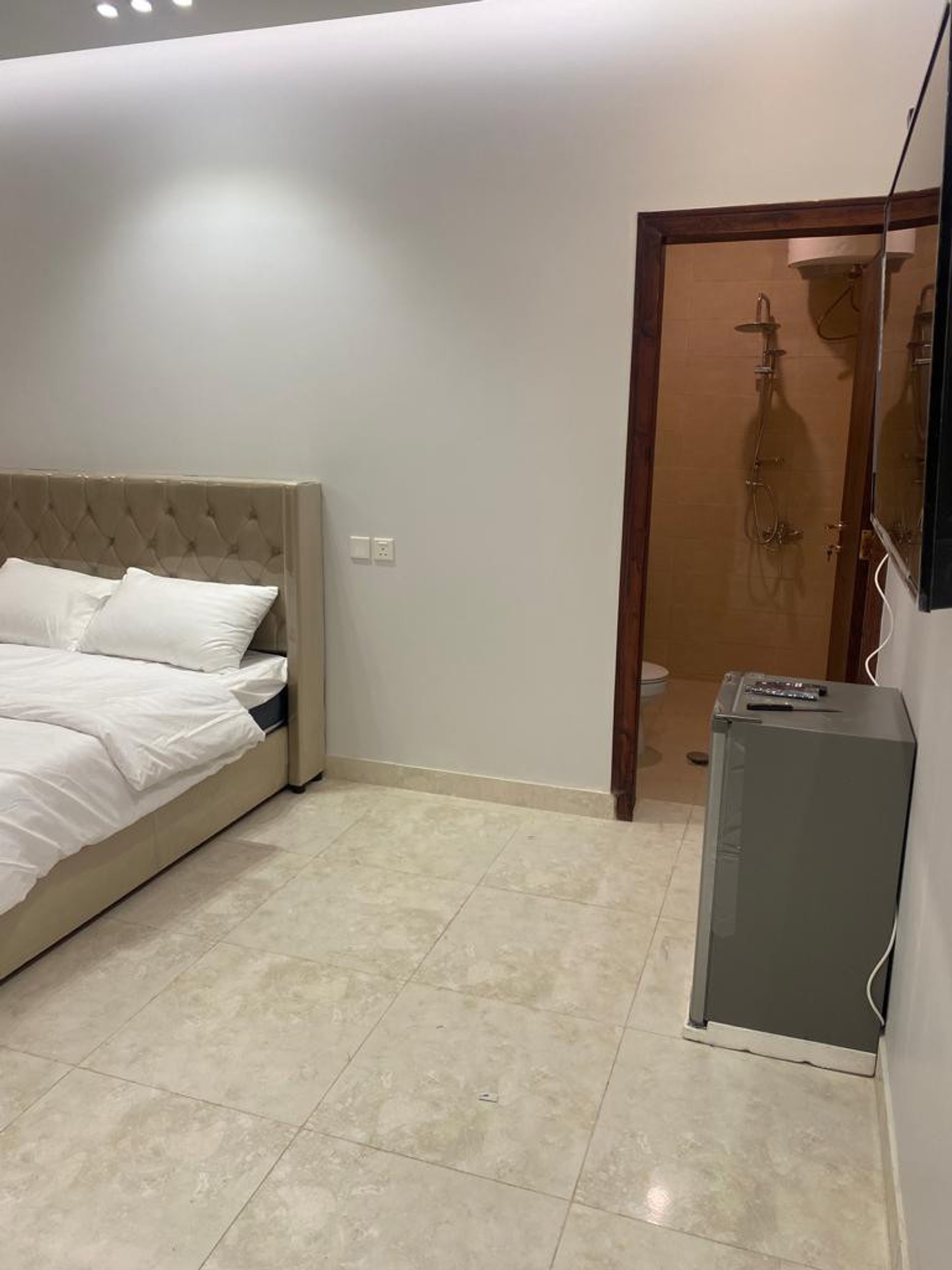 https://img.gathern.co/1400x0/1/TSeW27rNB9QOo9DKOiLx85jDZiSp1jwV.jpeg