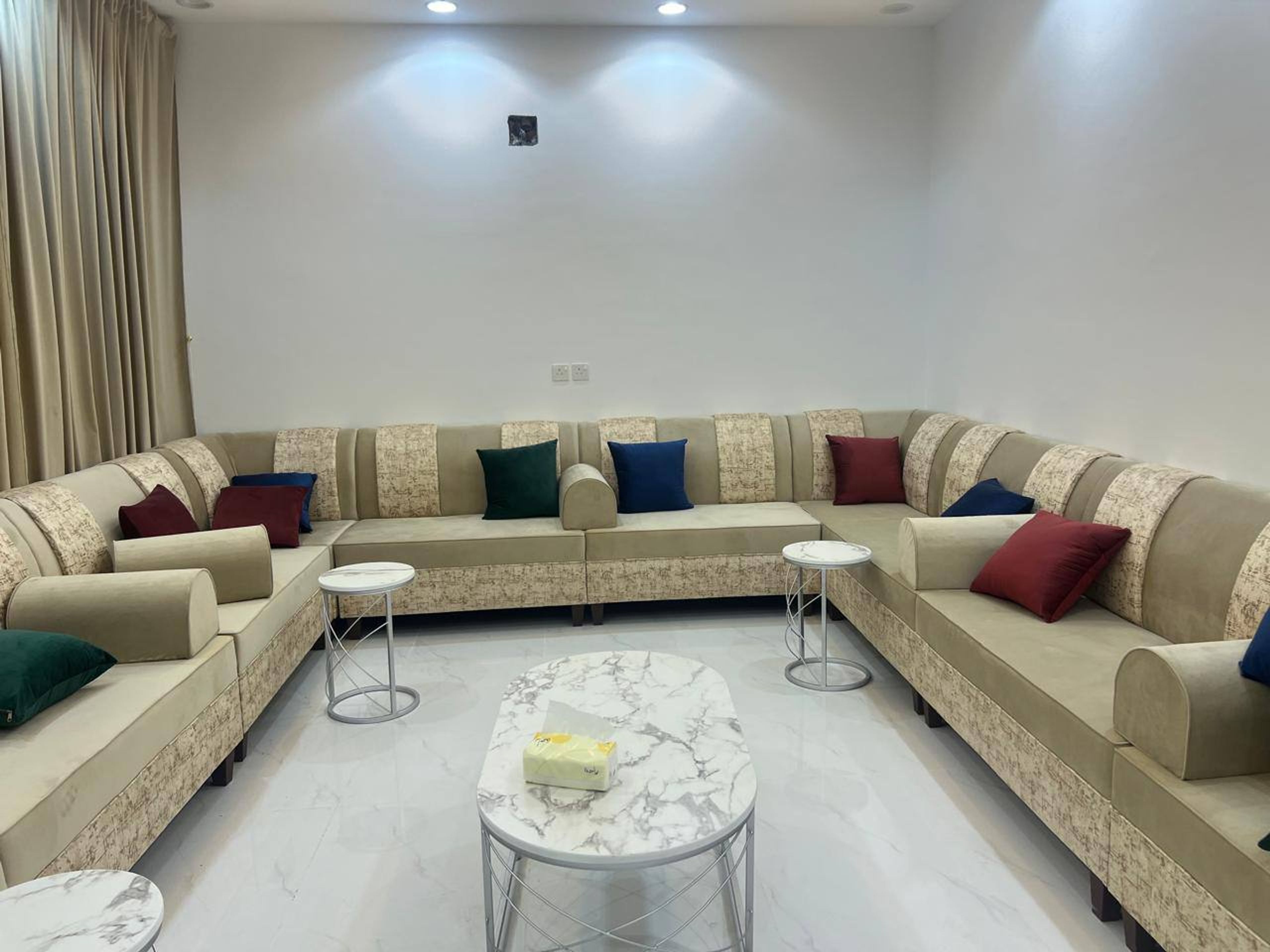https://img.gathern.co/1400x0/1/TiriEBAu69ZMrpYzWk0l4RiHdOtQTvzf.jpg