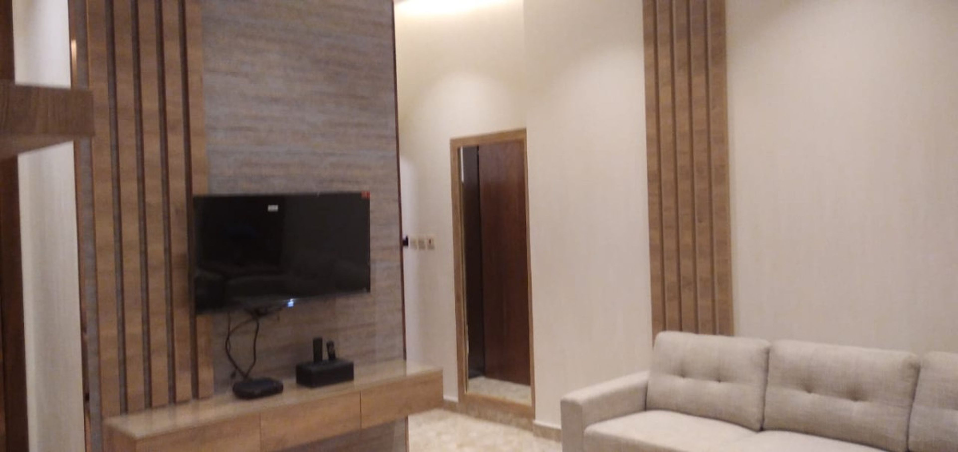 https://img.gathern.co/1400x0/1/TkI85K07HgdoZxF4cv4BbyEv7Jr2Cm72.jpeg