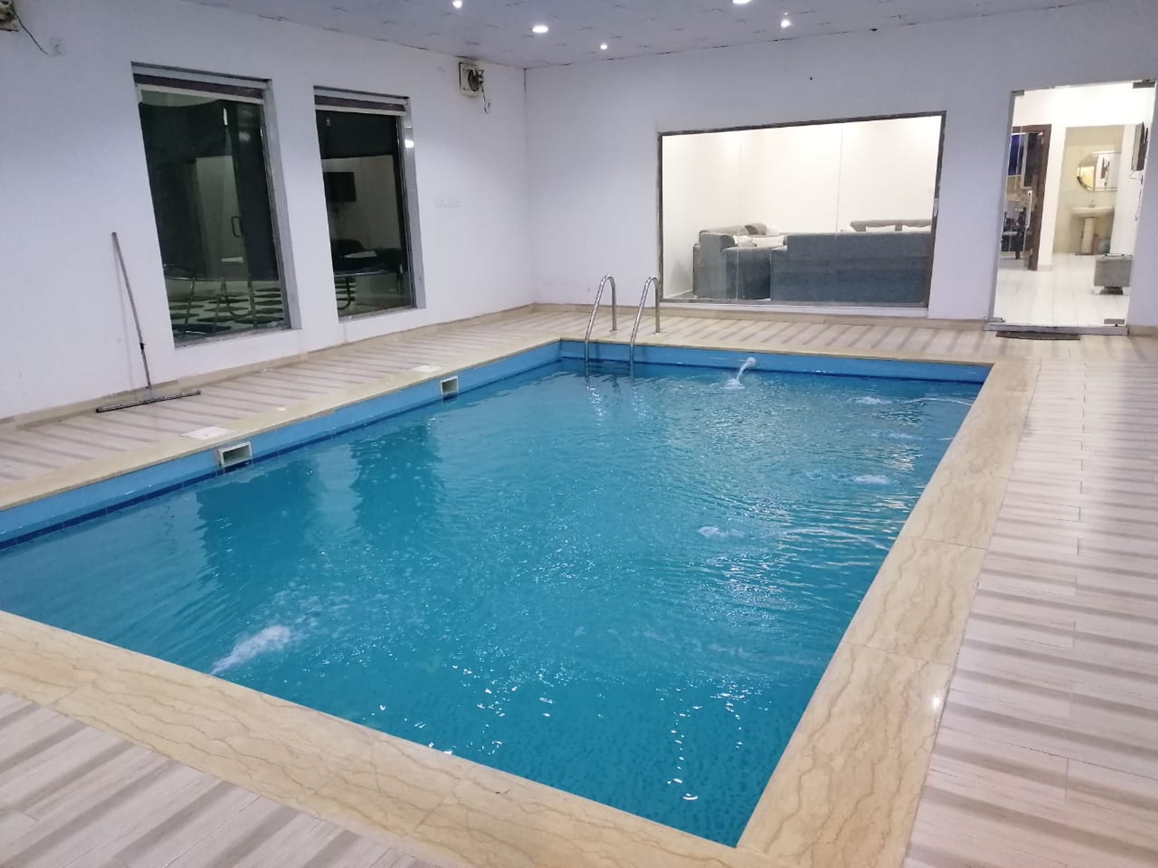 https://img.gathern.co/1400x0/1/U8uKuVeRDO1OrrEOnSB6drF8eqgyiThH.jpeg