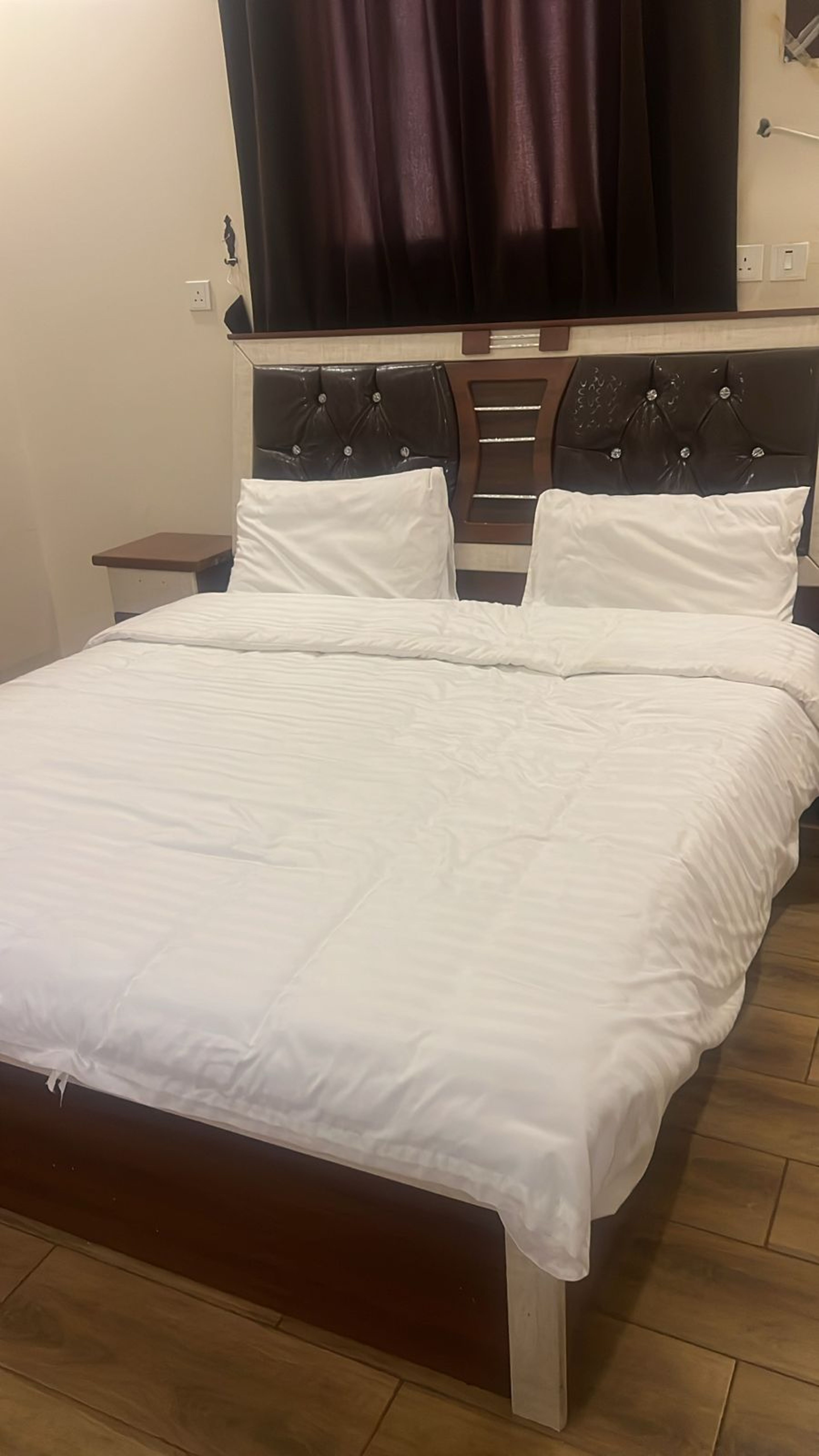 https://img.gathern.co/1024x0/1/UggeS3sxq062UQLdWIMC9abWKT6okj0R.jpeg