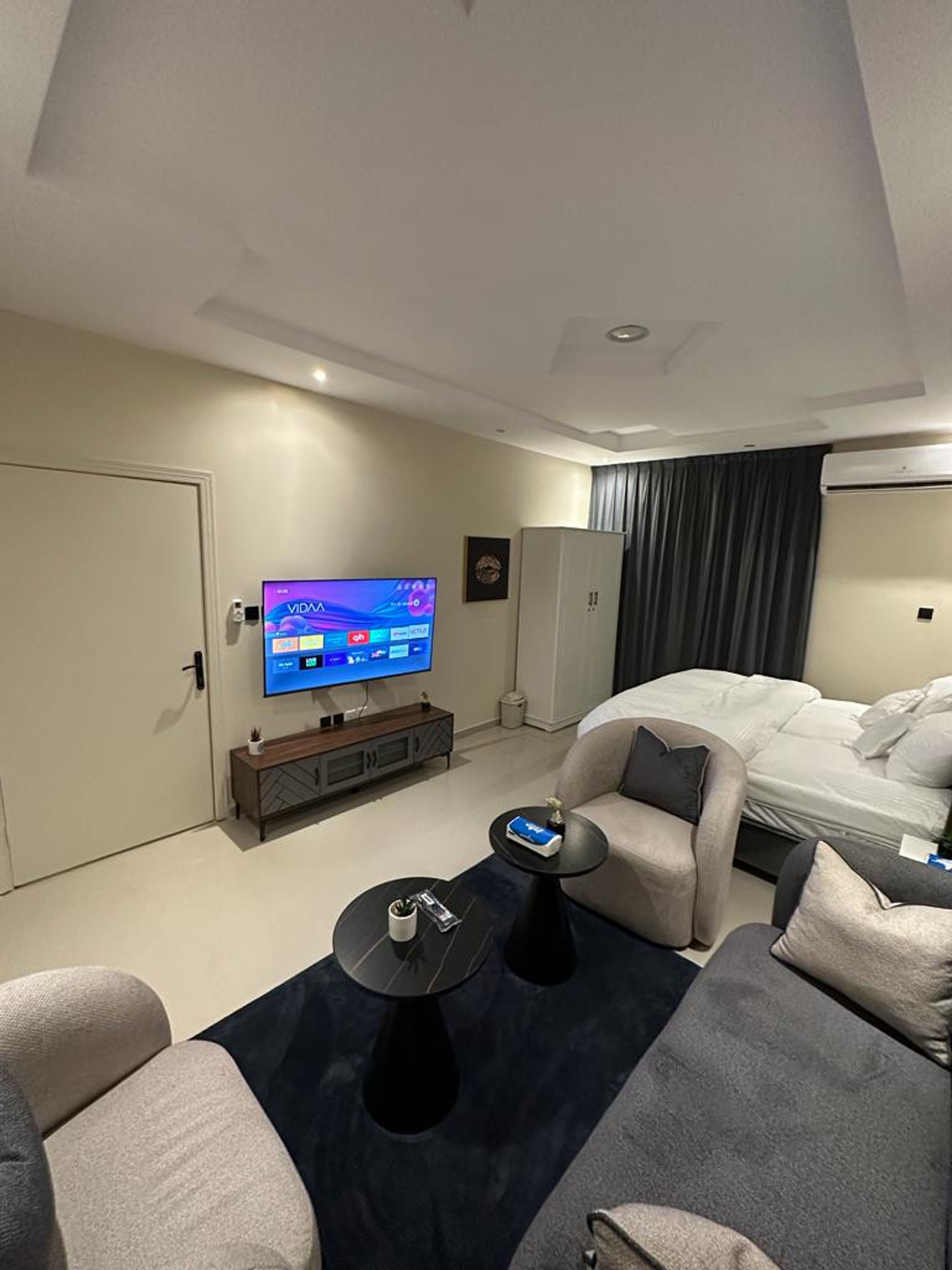 https://img.gathern.co/1400x0/1/V70l6R7pVw83BuGMxL-Kf8dJ4wdHCsjv.jpeg