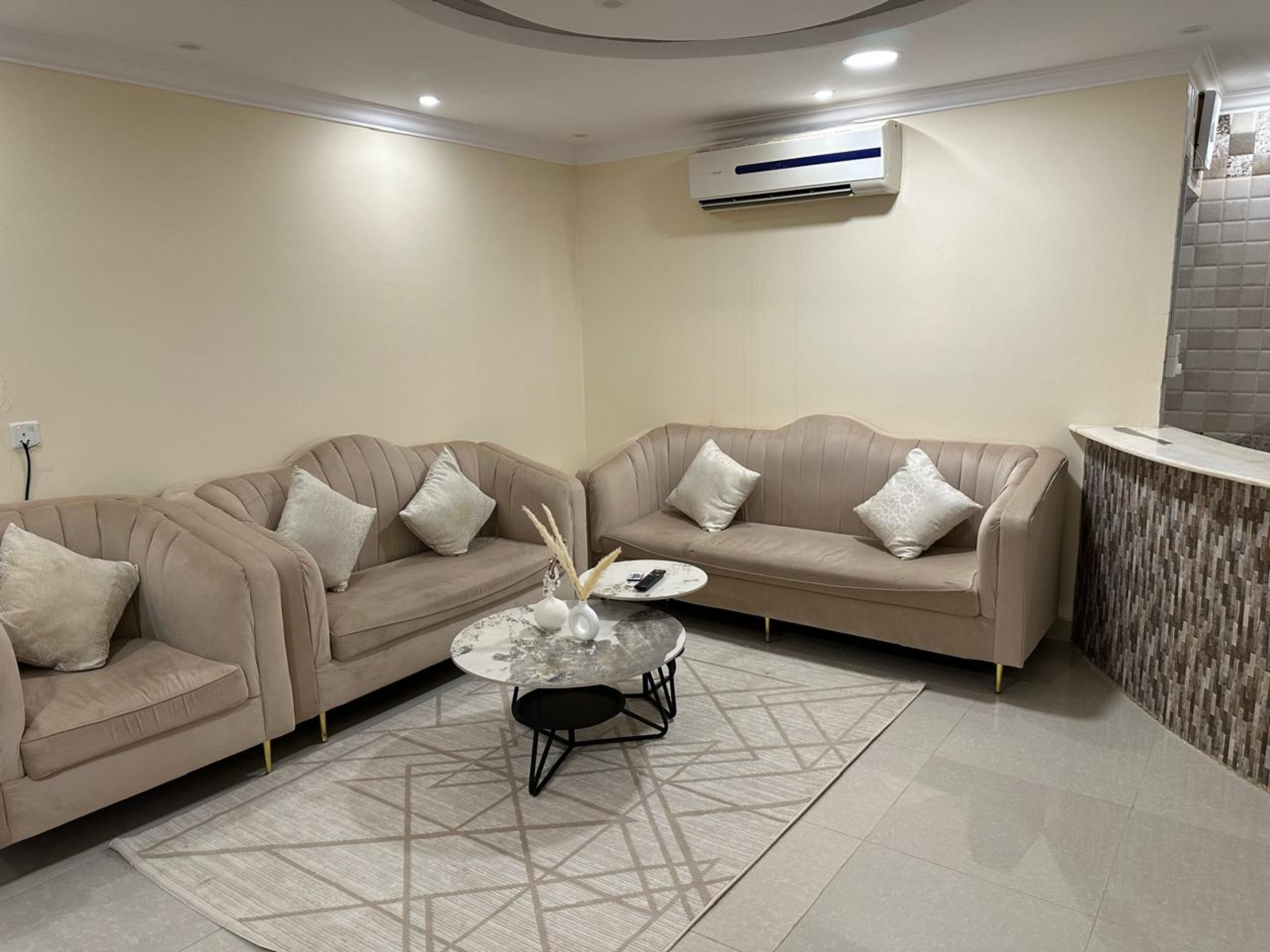 https://img.gathern.co/1400x0/1/V73L5xftKkx-sCUoH-LSF9Hdm1HgDEcO.jpeg