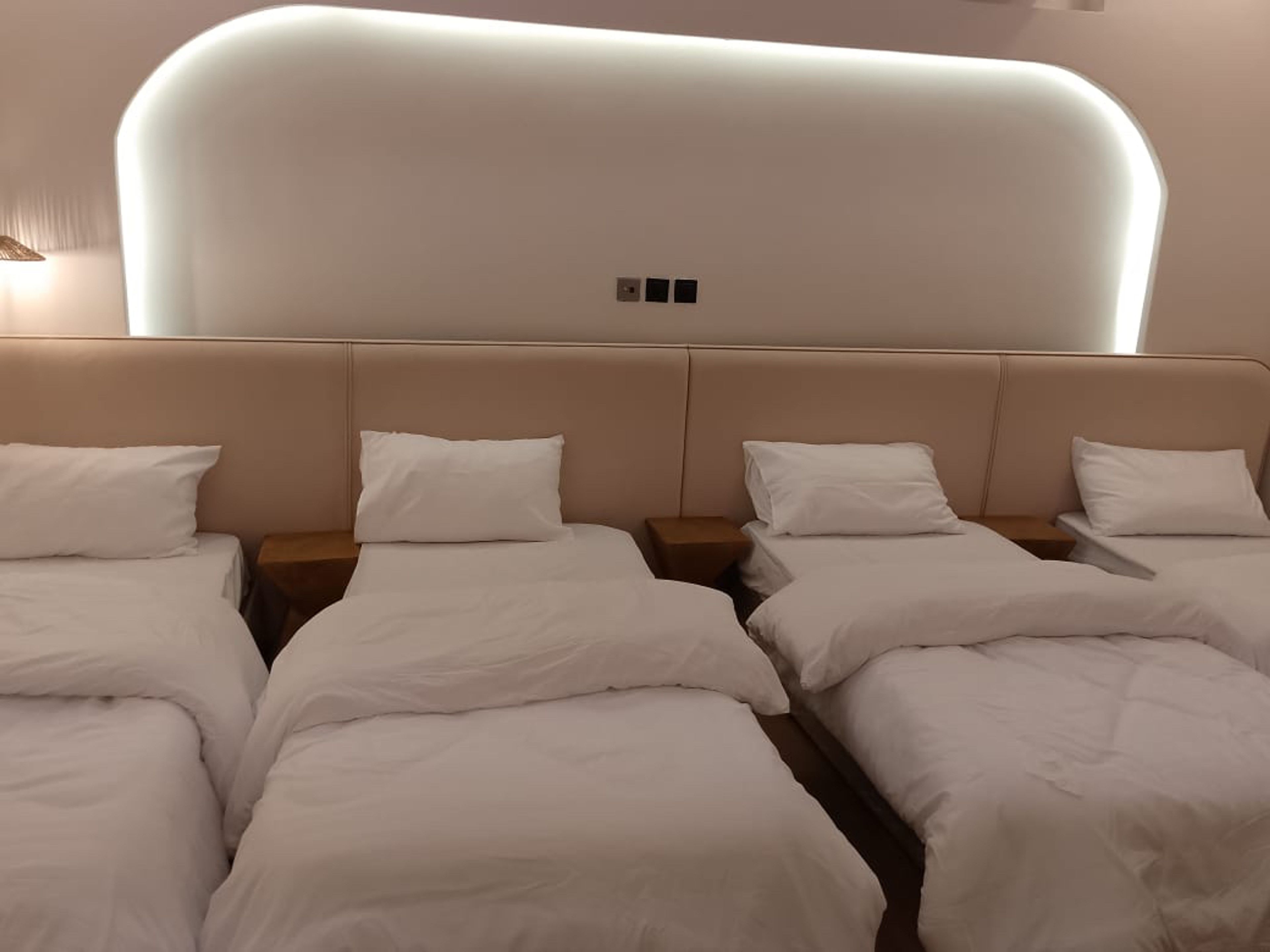 https://img.gathern.co/1400x0/1/VFM92qoJ2YP_BzjPYRvohKh1lR6JVPdo.jpg