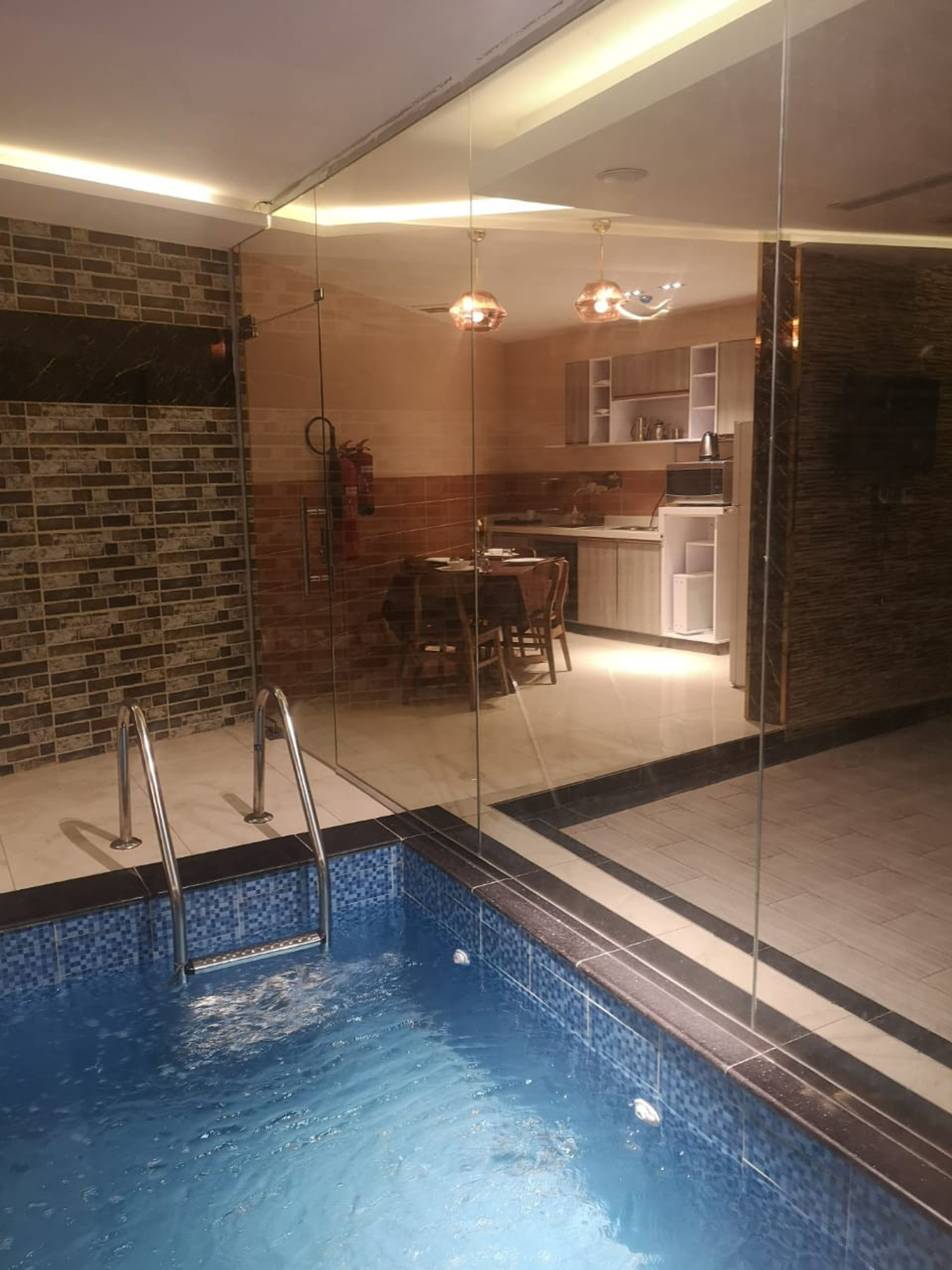 https://img.gathern.co/1400x0/1/VGlqRyJitJgQ-7x5suT5KxqKxDC5G4MD.jpeg