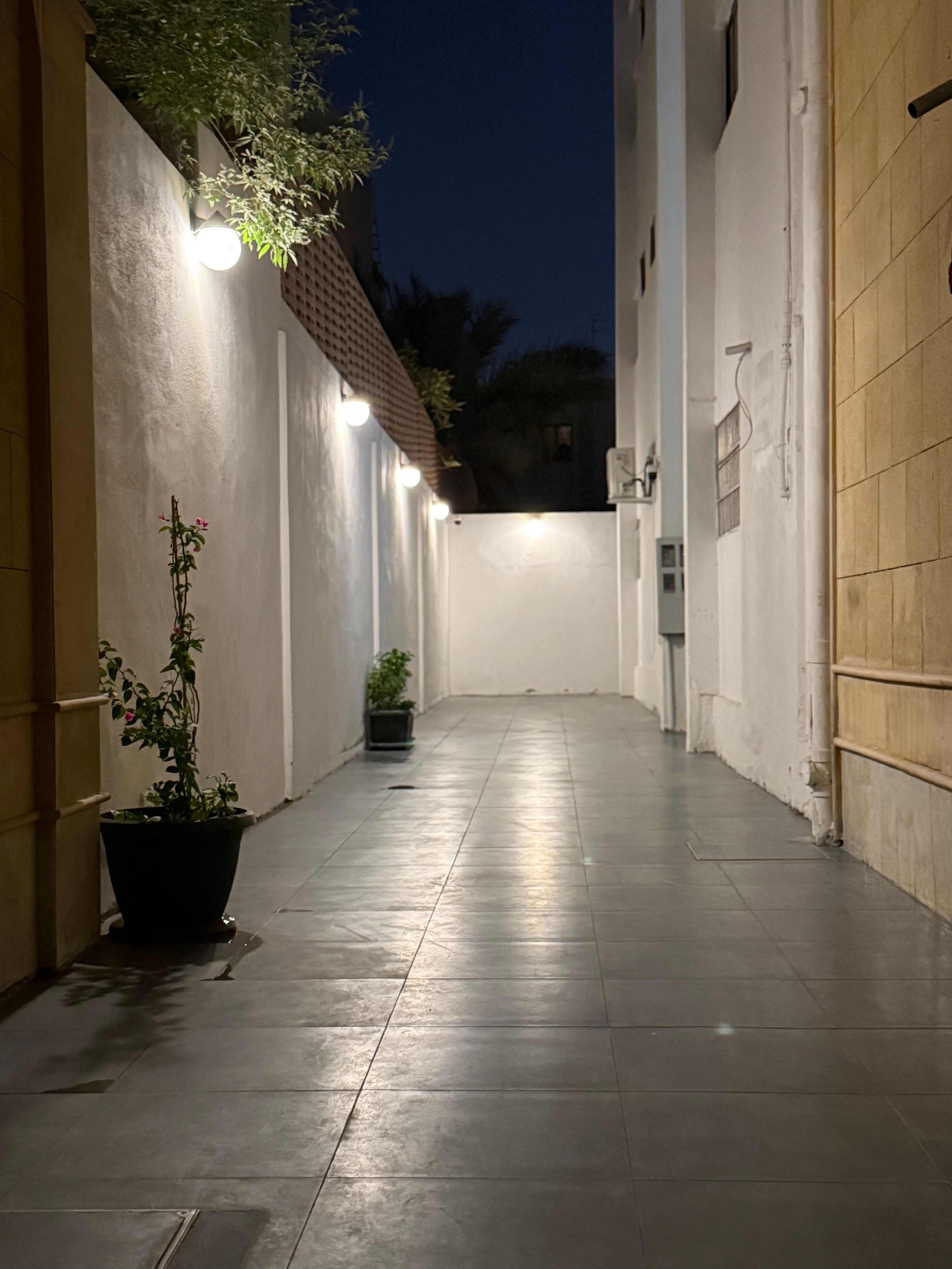 https://img.gathern.co/1024x0/1/VV8HpTxGaleA69x1i_3pZX9u3UChb9U8.jpg