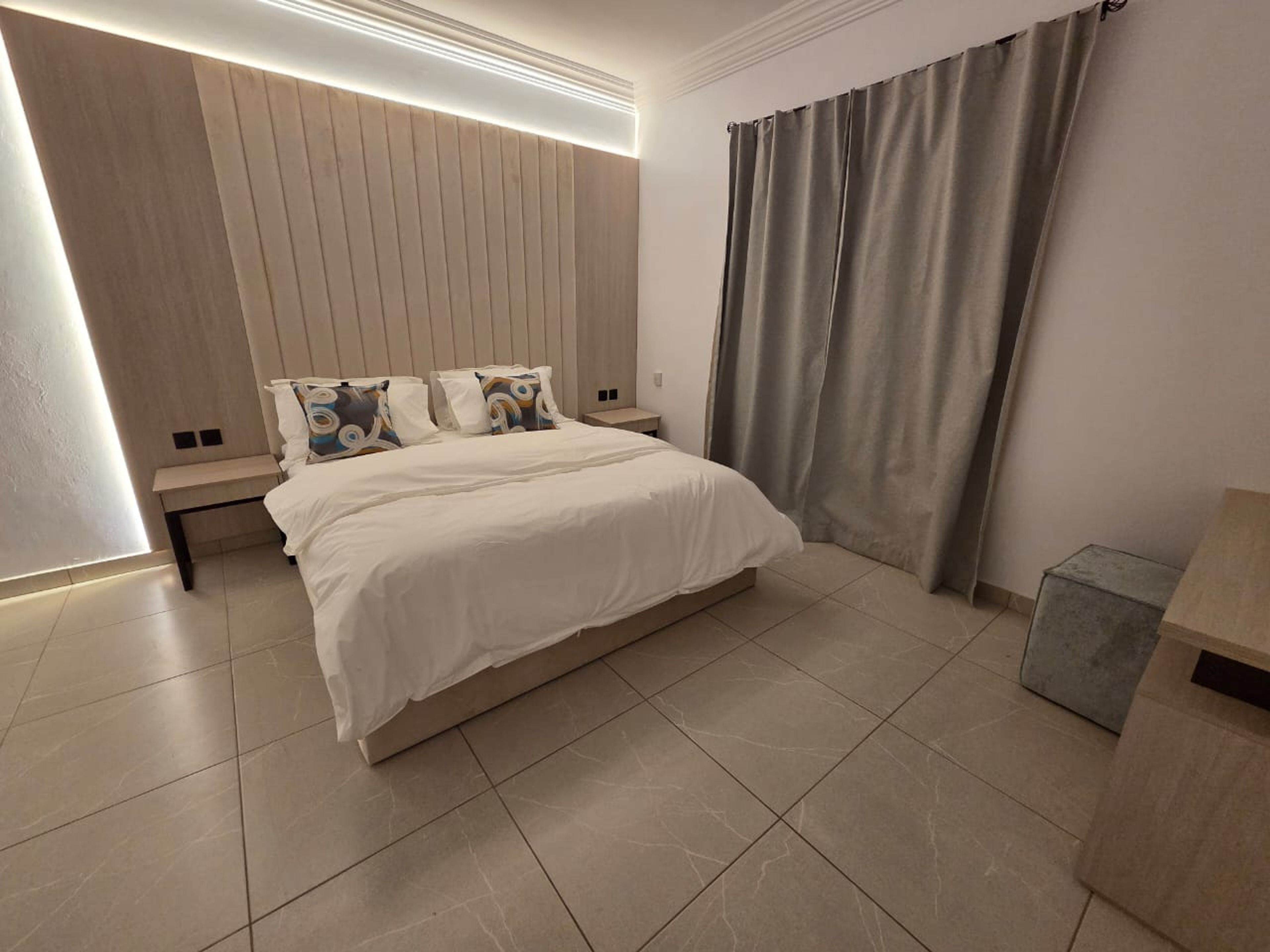 https://img.gathern.co/1400x0/1/VvxQq5MqzLwGvE6ww-b7w68RVN0YzXh6.jpeg