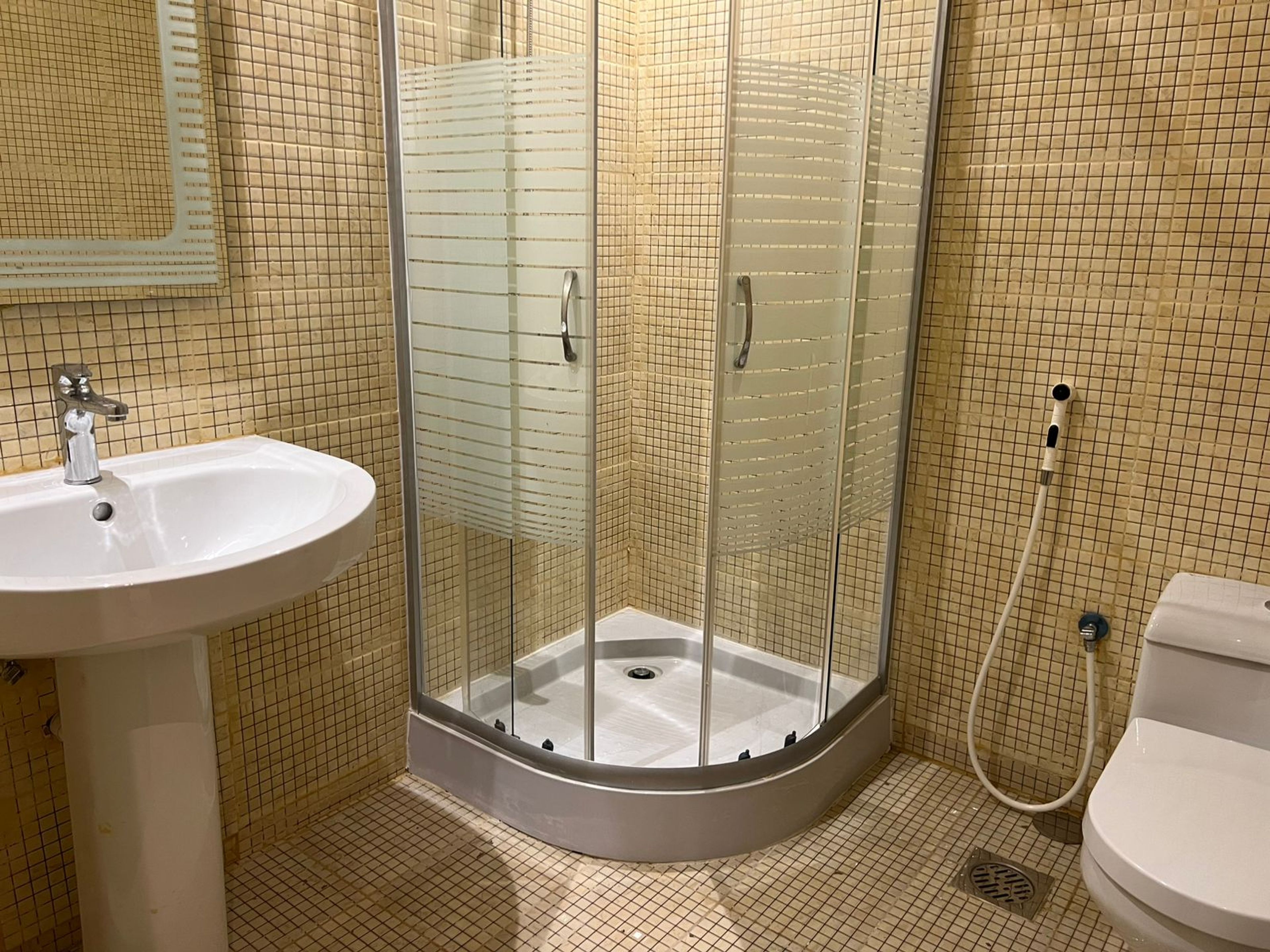 https://img.gathern.co/1400x0/1/XOyi_pEjt9tzum5EyYTFZ_b3A2pFFOMa.jpg