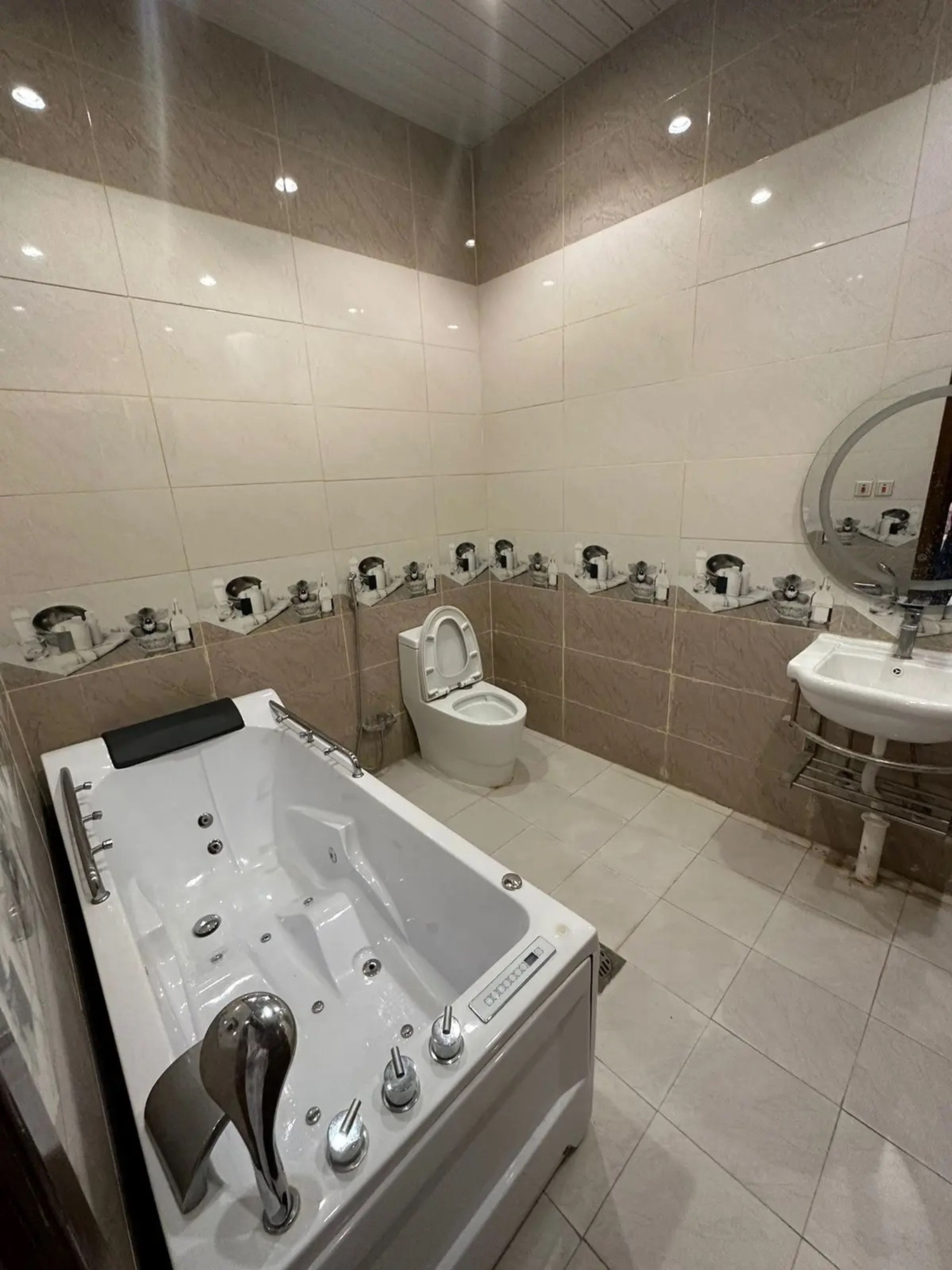 https://img.gathern.co/1400x0/1/Xehi29qNU-0n9-jG6jVaqy31A2DIWluS.jpg