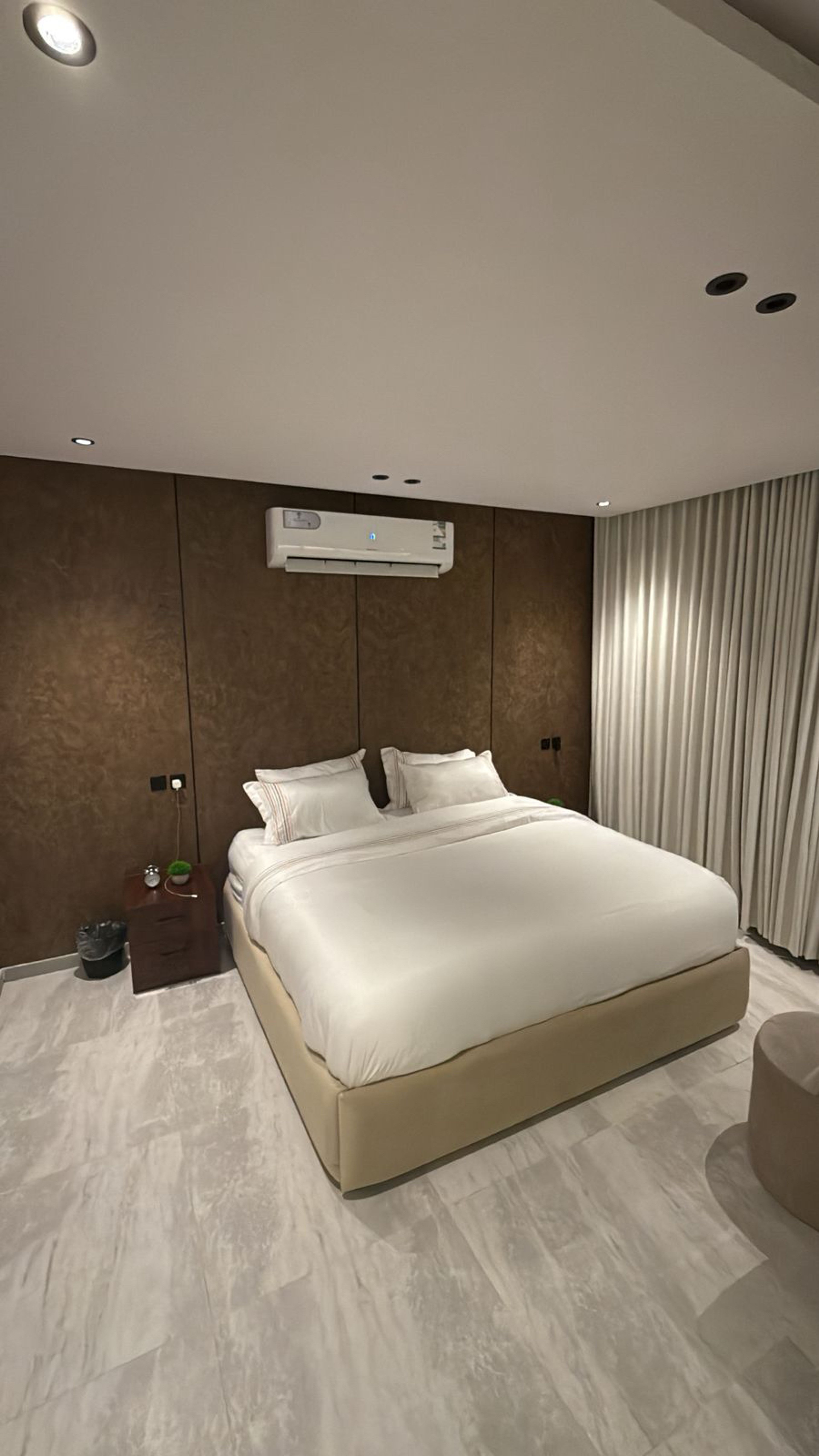 https://img.gathern.co/1400x0/1/Y22_2uTJ85-B-g3q3BIMsUKJ0zutk4Tb.jpg