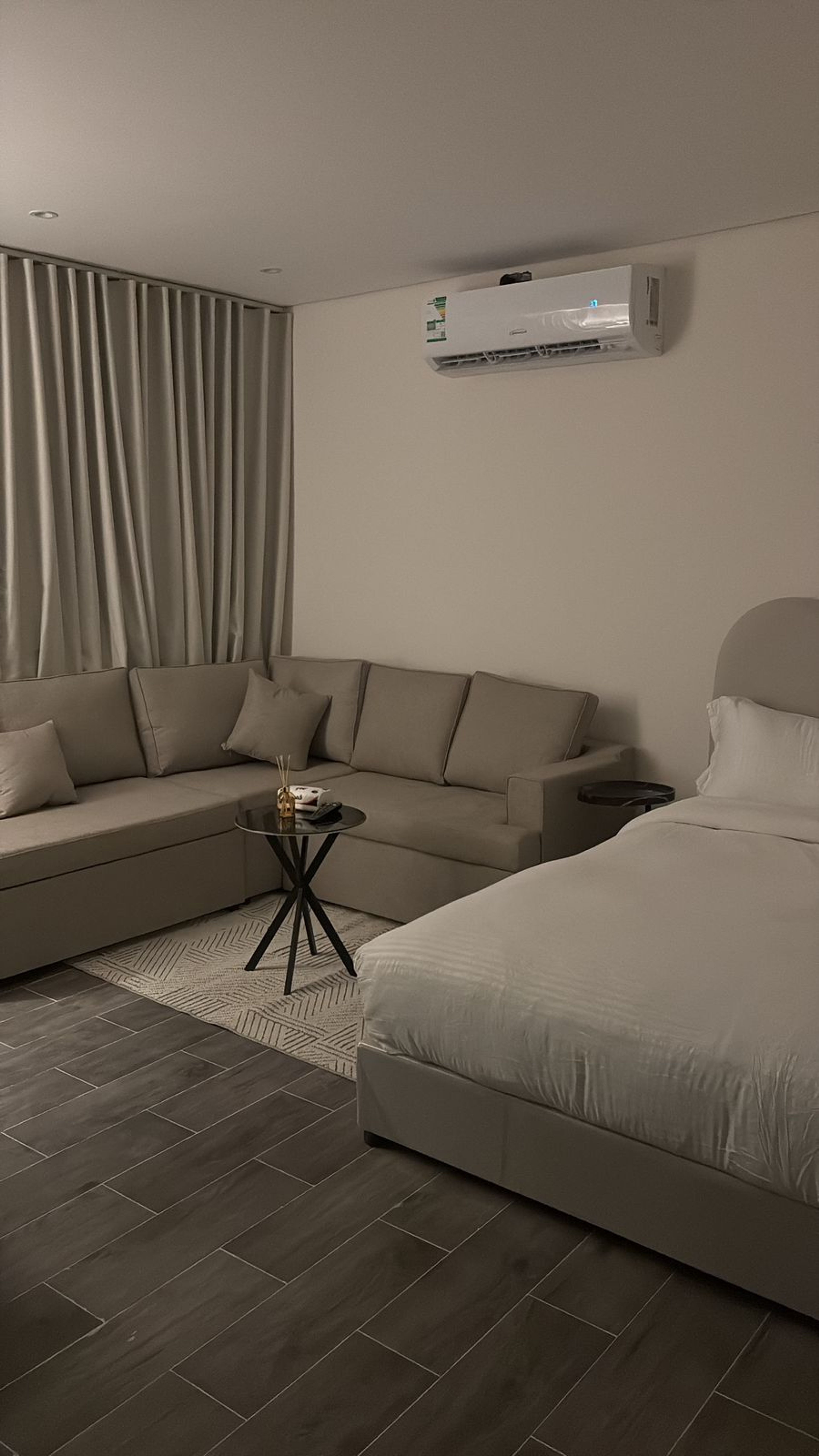 https://img.gathern.co/1400x0/1/YfKNDC-B90hYnru-Fw3nQ2AouIsmf2kM.jpeg