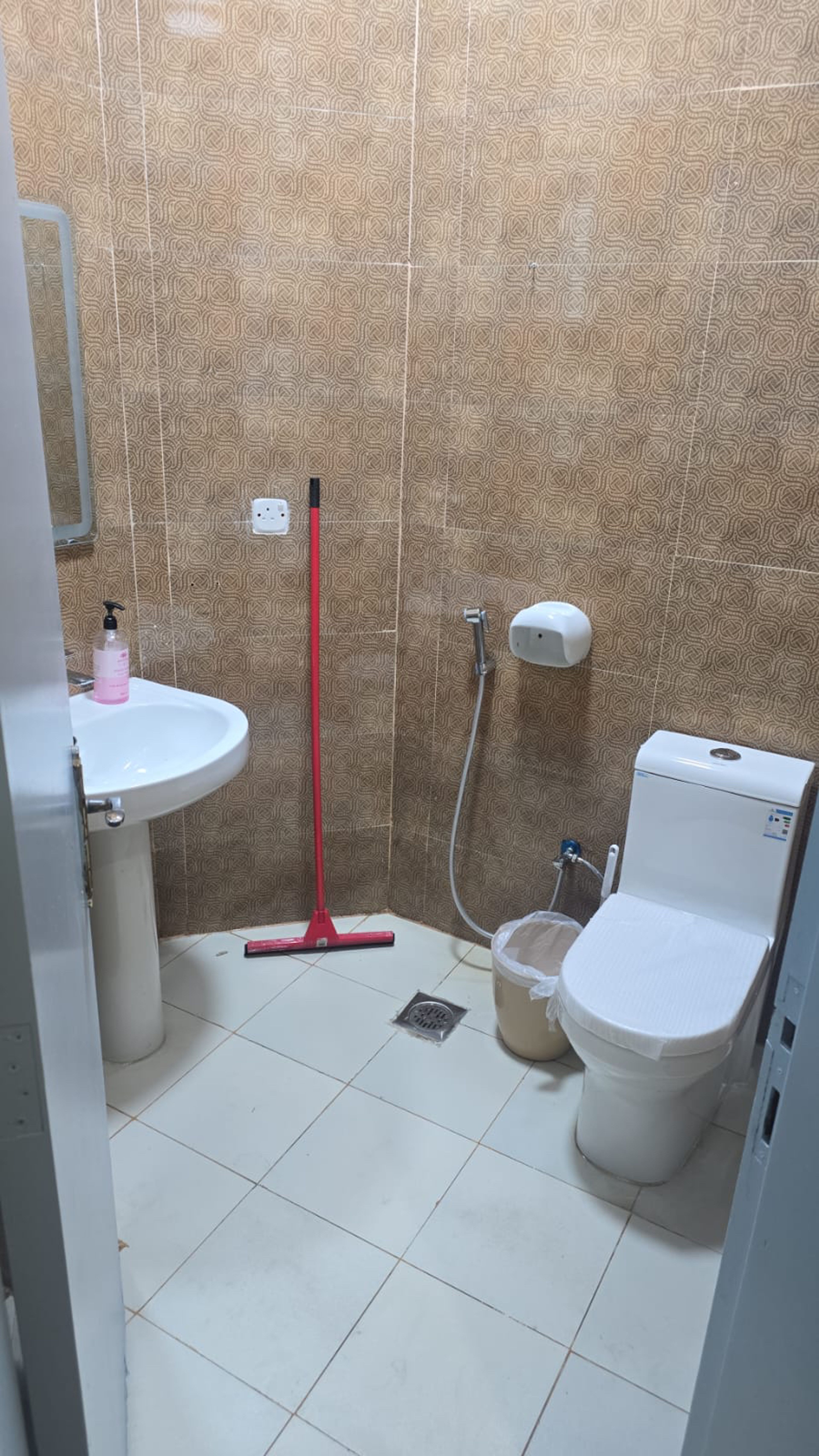 https://img.gathern.co/1024x0/1/YpJtRB4yXEquTiVy5cM2qnNmxhFAwbqm.jpg