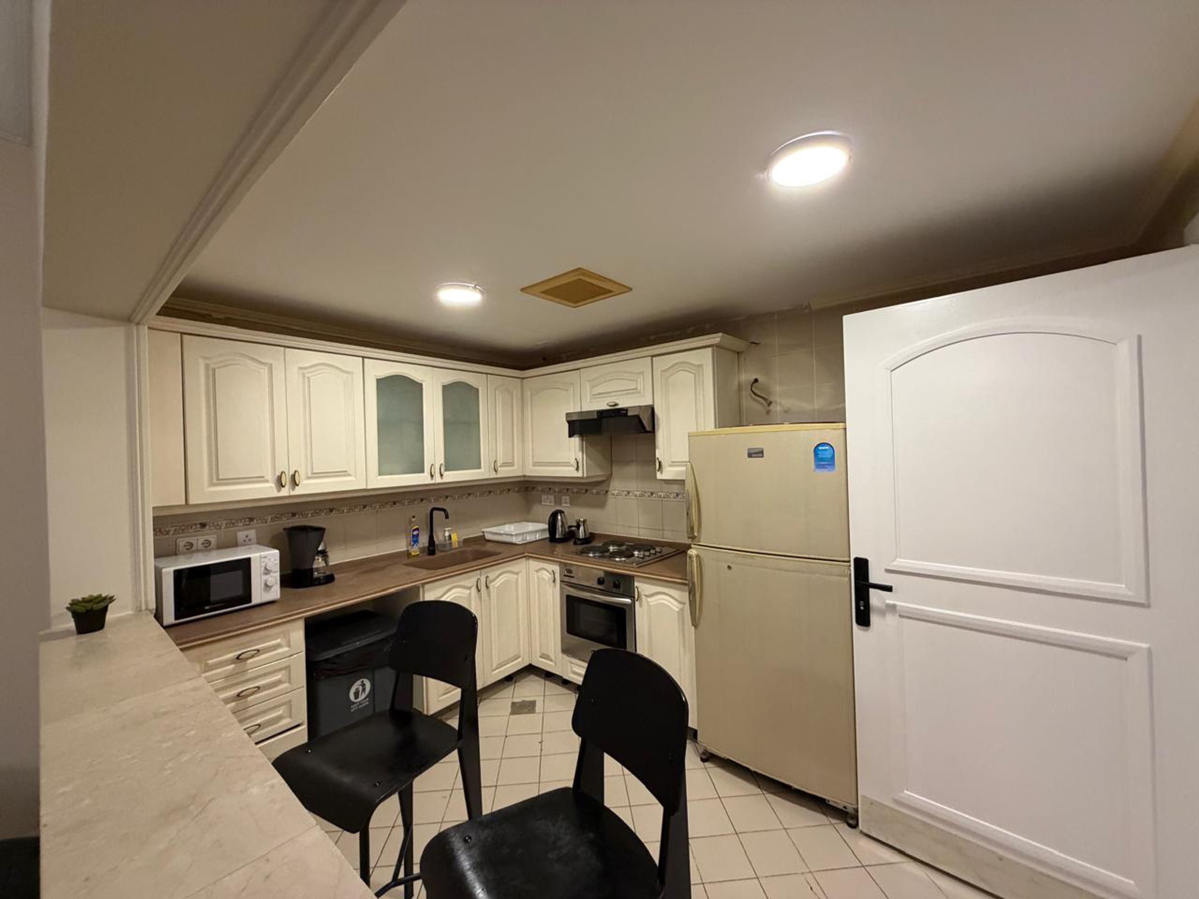 https://img.gathern.co/1400x0/1/_64tERyi69tUnbVxNcrRZF56UbjUPrks.jpg