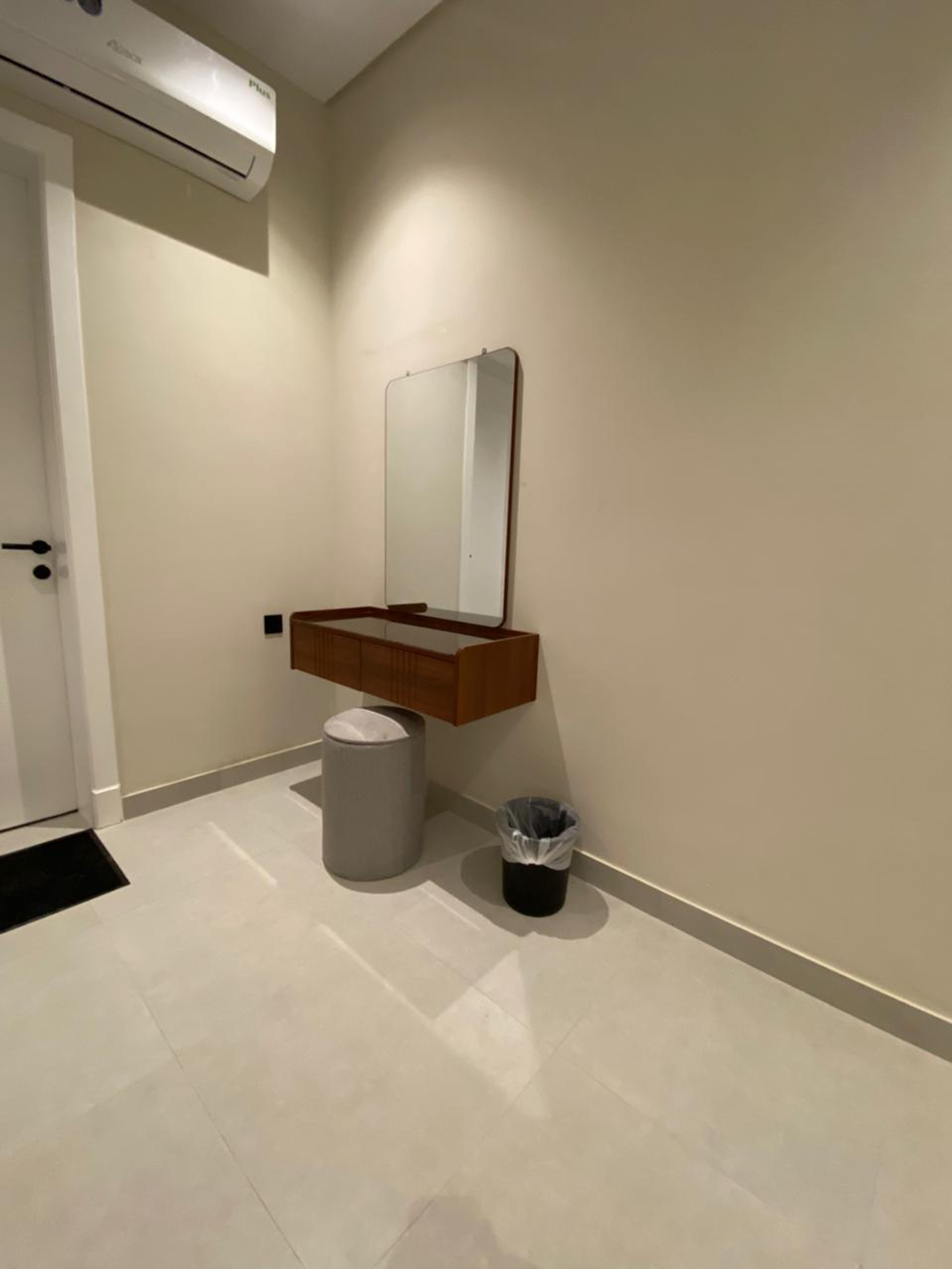 https://img.gathern.co/1400x0/1/_tog73NLujlFMx7UjqA1jZ8rvegbiuBj.jpeg