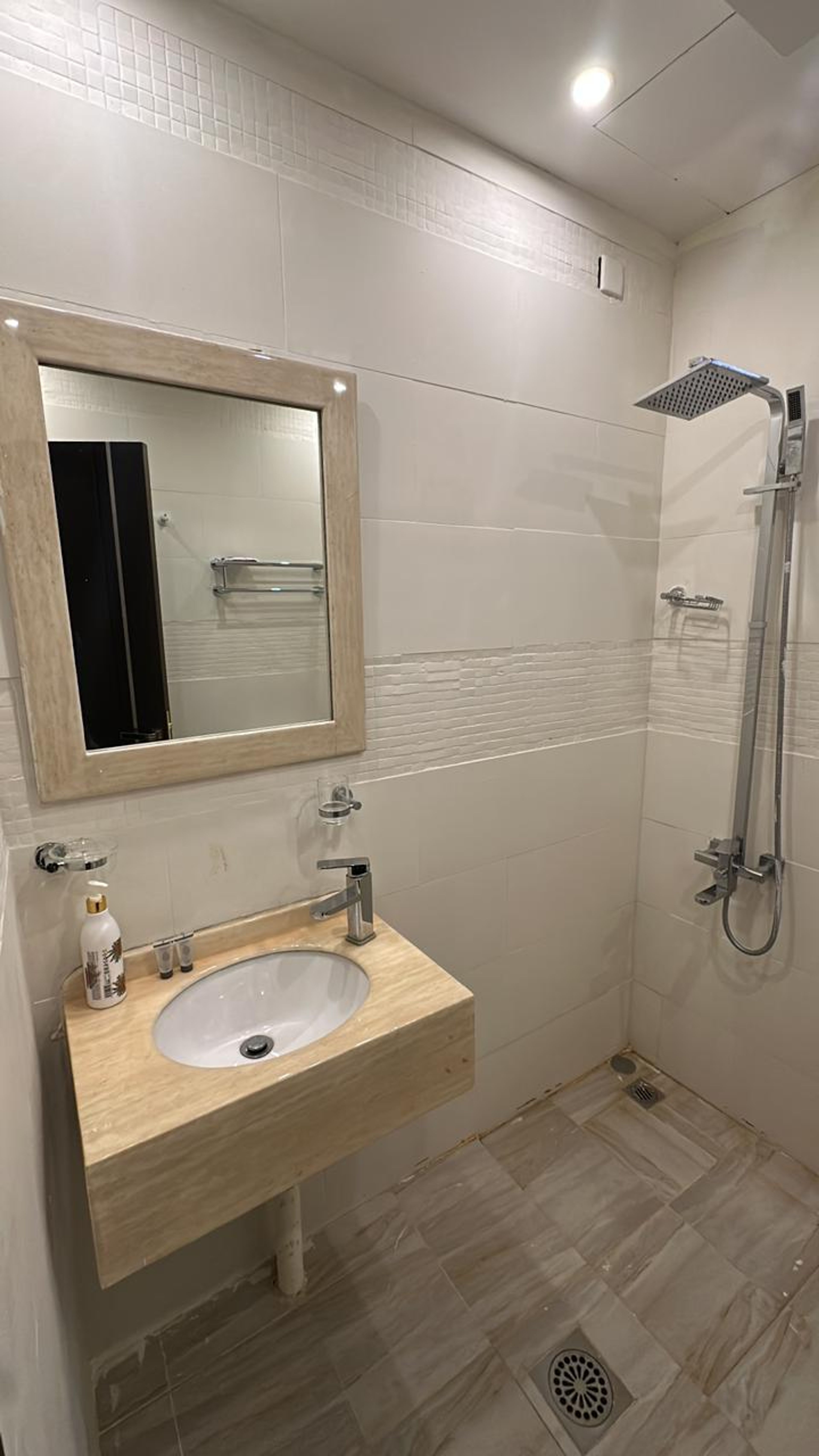 https://img.gathern.co/1400x0/1/aBDl1q2aQlHzMae124GjUY9LEoRbzAu0.jpeg