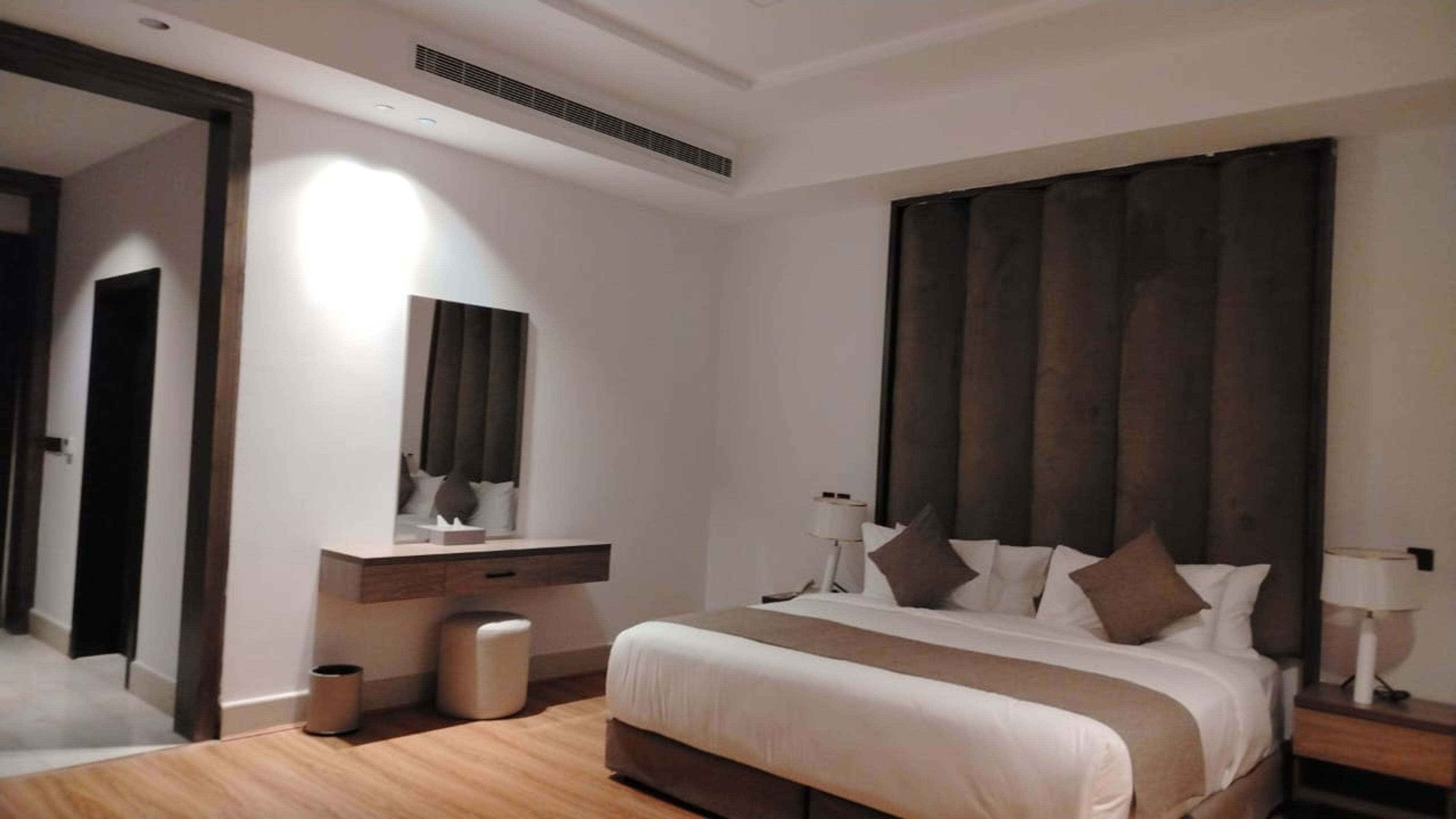 https://img.gathern.co/1400x0/1/aNsgFF2uHsO7Lw4wyyTwfCusGO_P0QGW.jpeg