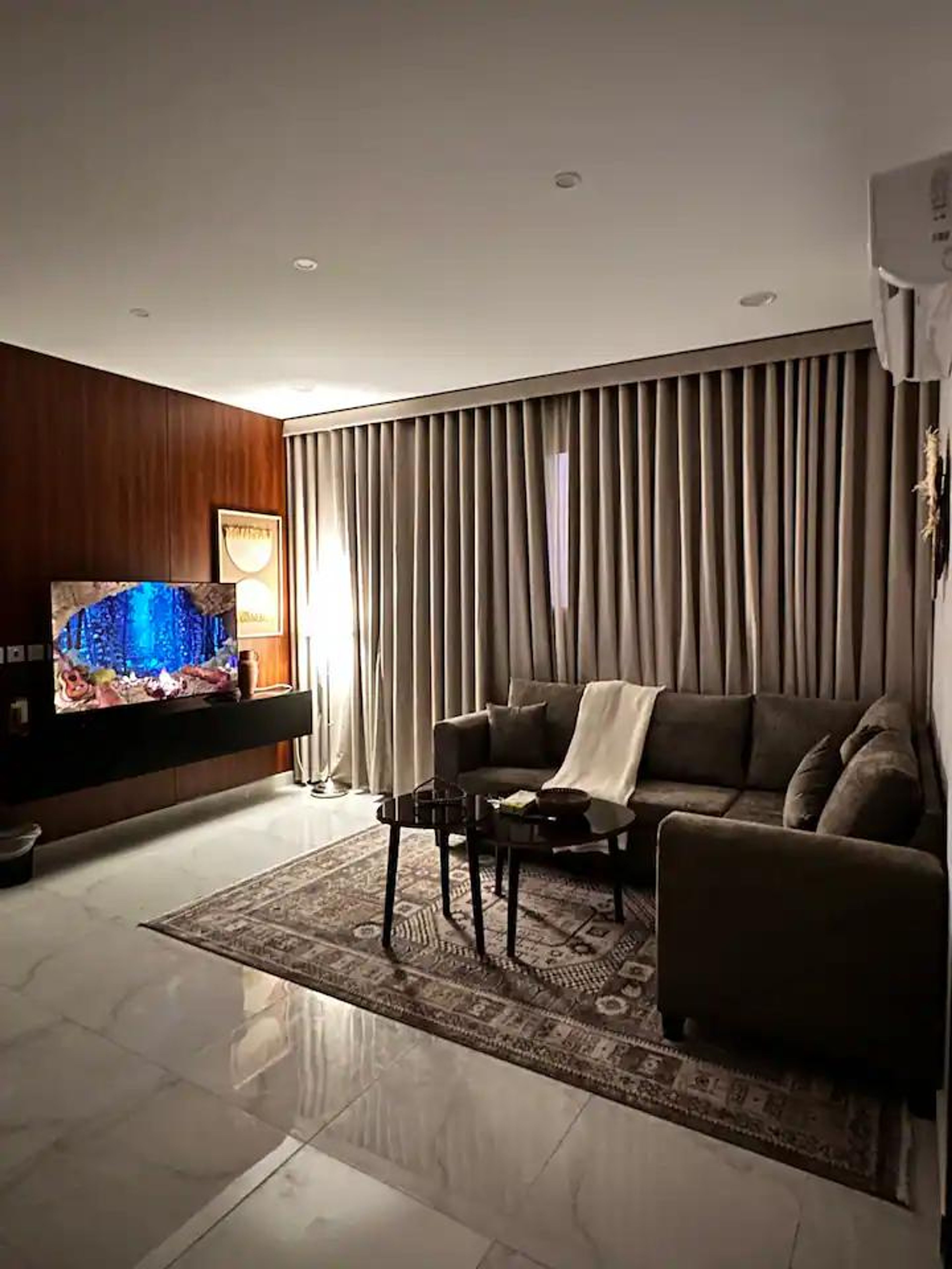 https://img.gathern.co/1400x0/1/aYw-3xdRkJL1OjsX7RQuQW0YtMO09O7u.jpeg