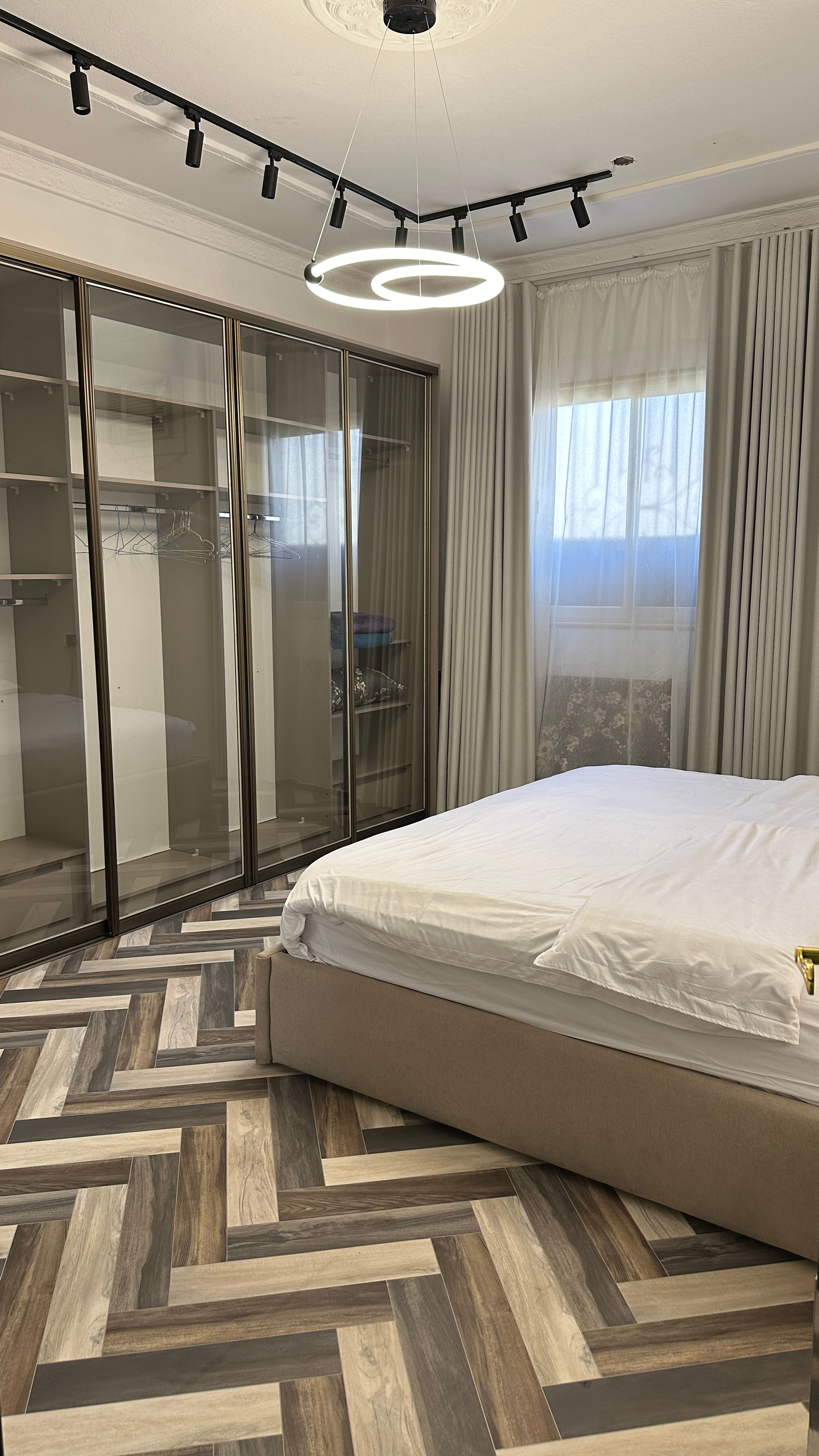 https://img.gathern.co/1024x0/1/adciMCELMvE_V535ZSZxkXaLxIMjkMHi.jpeg