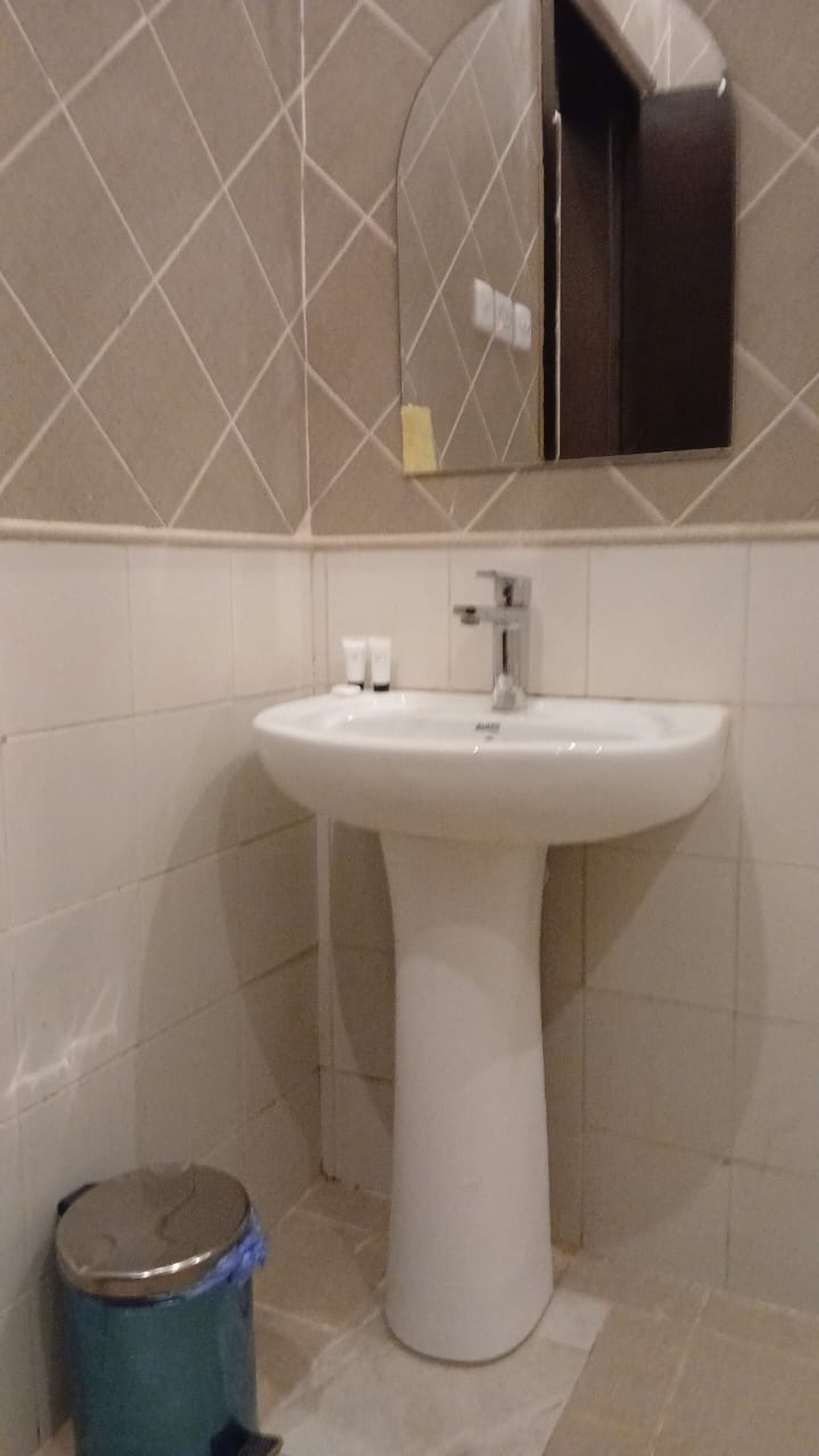 https://img.gathern.co/1400x0/1/b8DFDrZUWGLDKu3iERzrxkDGMFjDfyw1.jpeg