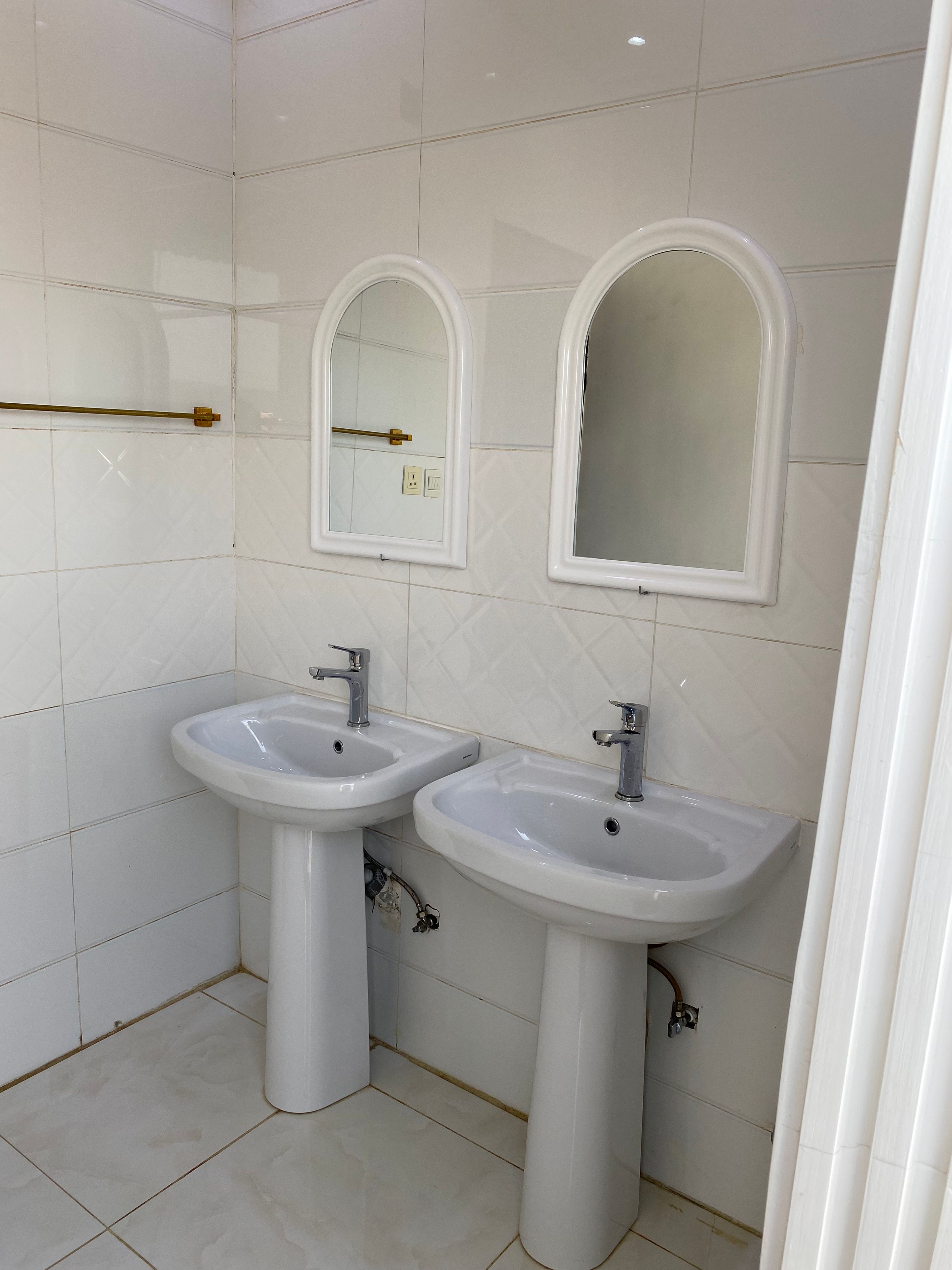https://img.gathern.co/1400x0/1/bRdjf4h-2F_w-PoKWdqDAN_eyI-lba_L.jpg