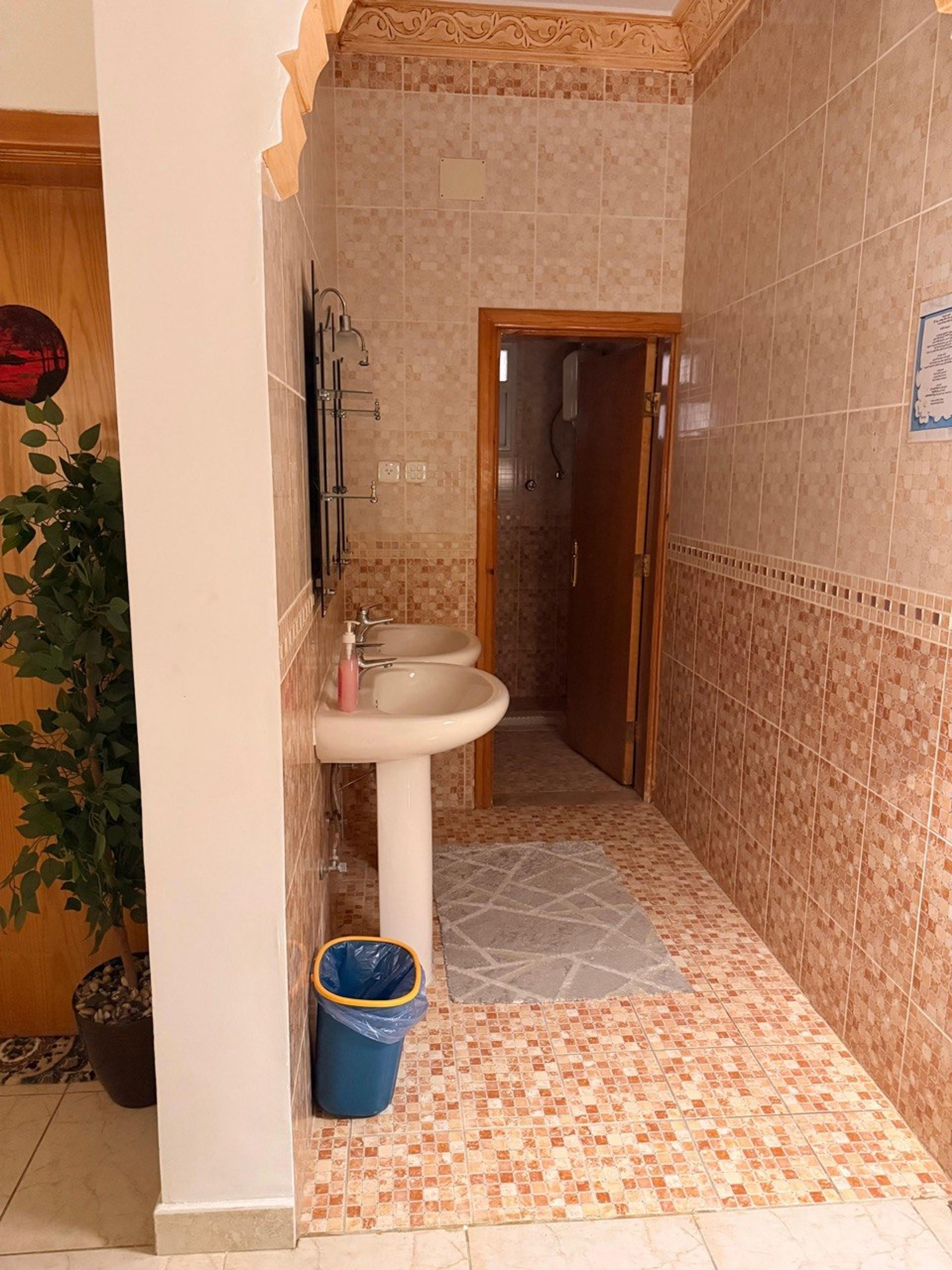 https://img.gathern.co/1024x0/1/bYBzhul4G5fb-2VKLe29ElIOukZkIrkm.jpeg