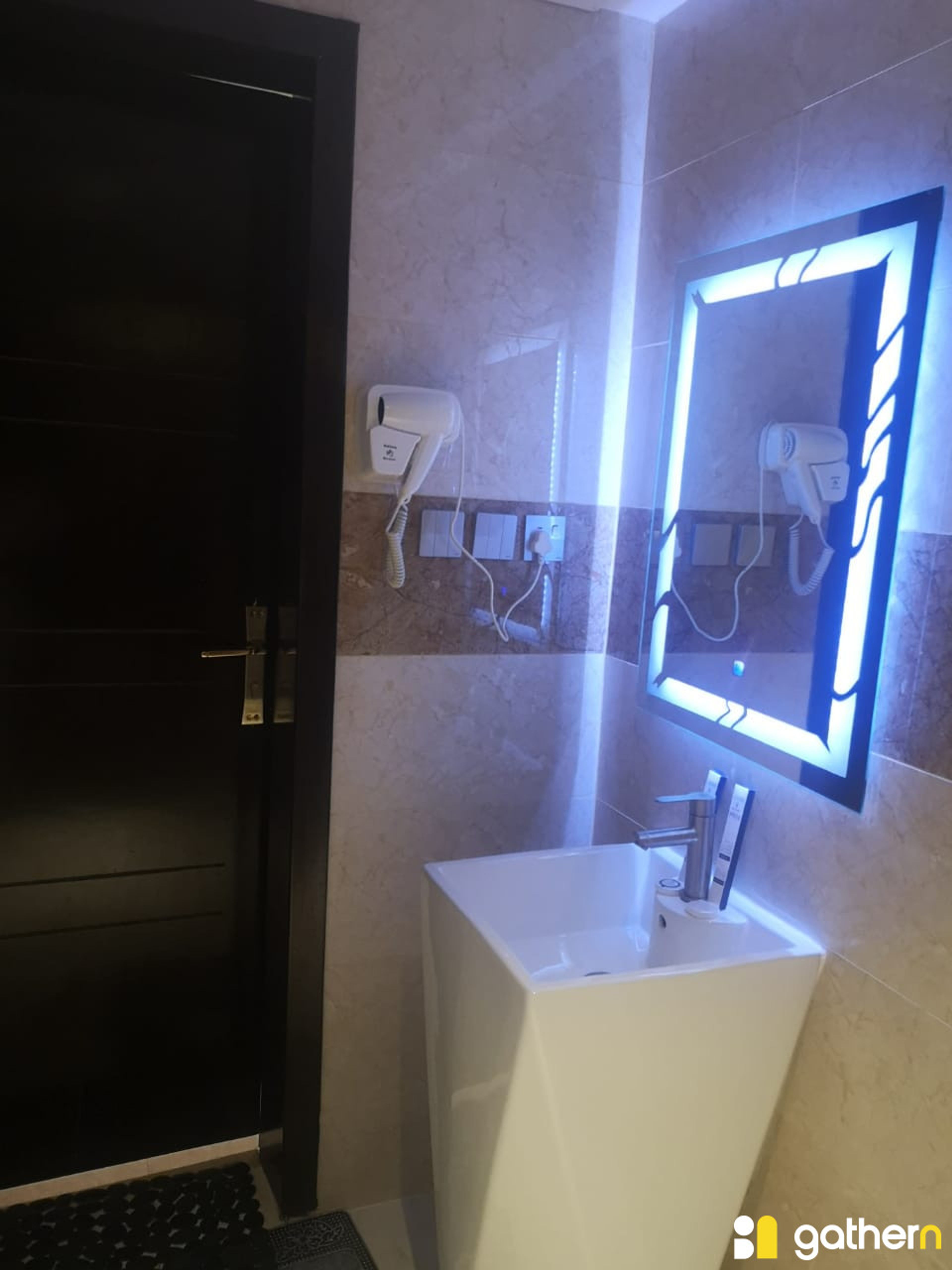 https://img.gathern.co/1400x0/1/begZ9RsIkaOdv3B7REit9Z-cKFXhGR-_.jpeg