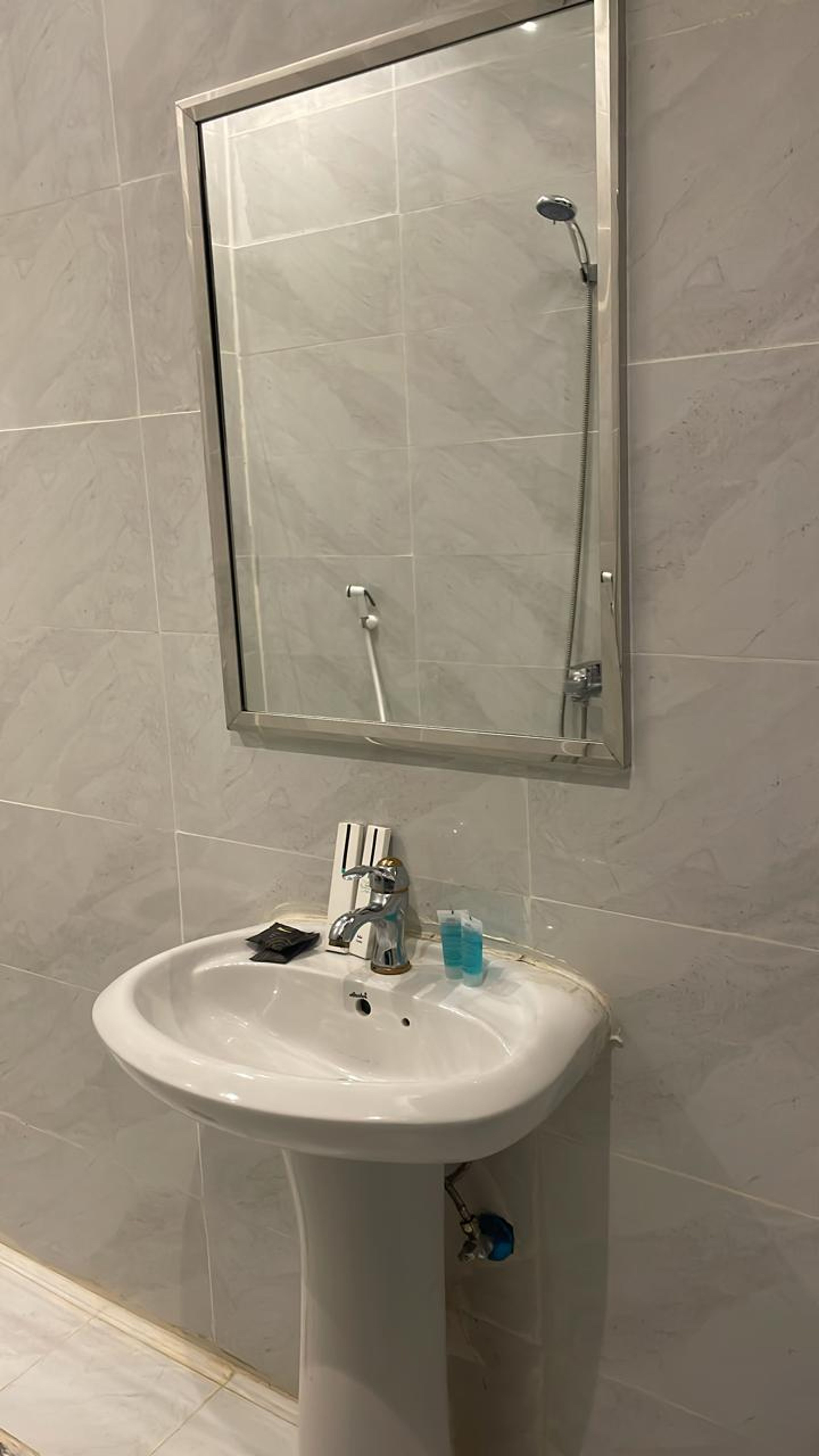 https://img.gathern.co/1400x0/1/bzwatbyHv16effn431W3lkE4cqsREXto.jpeg