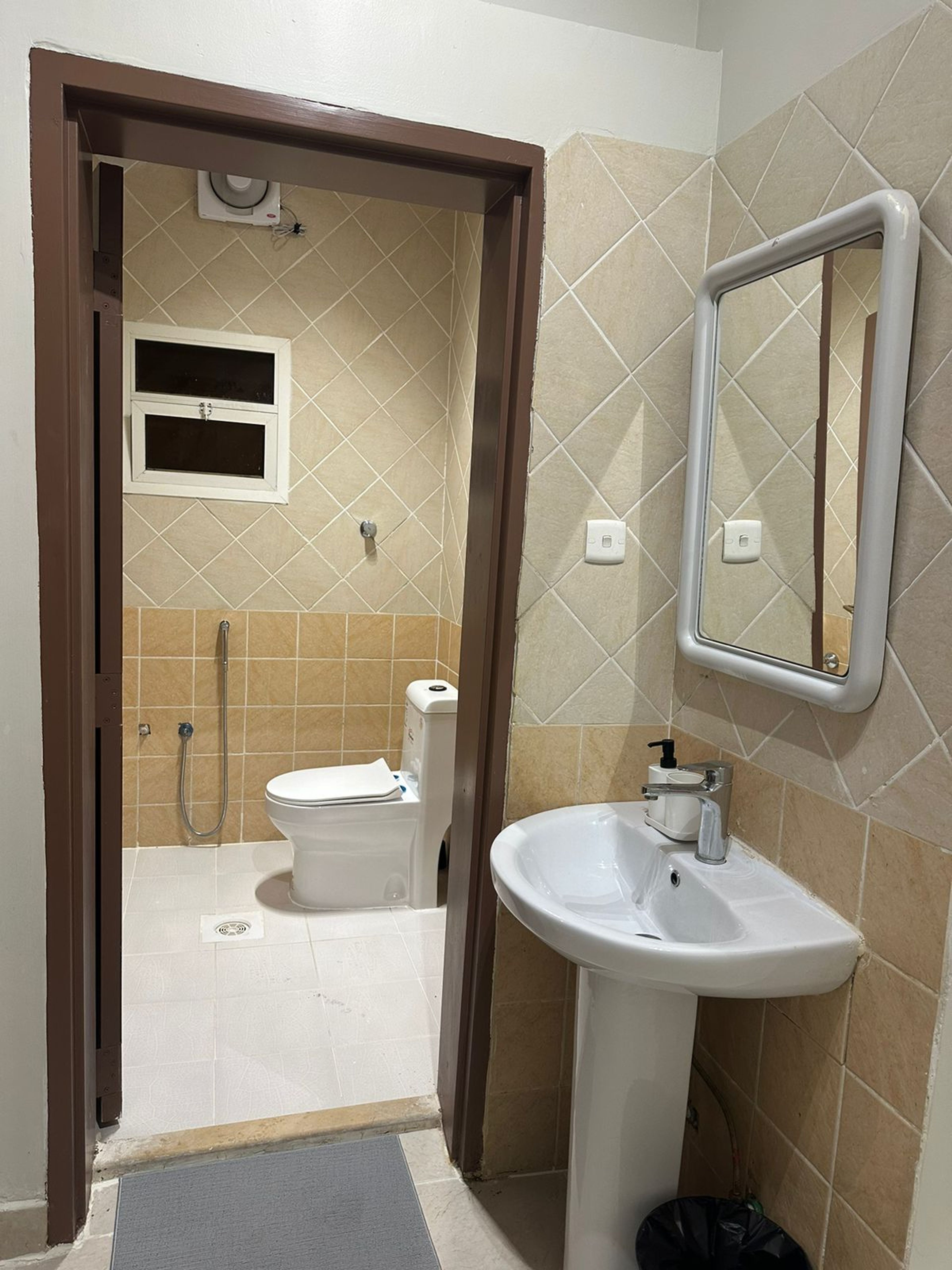 https://img.gathern.co/1400x0/1/c-Jm07l6ceegl_qxjARchxtU9dlW9BFq.jpeg
