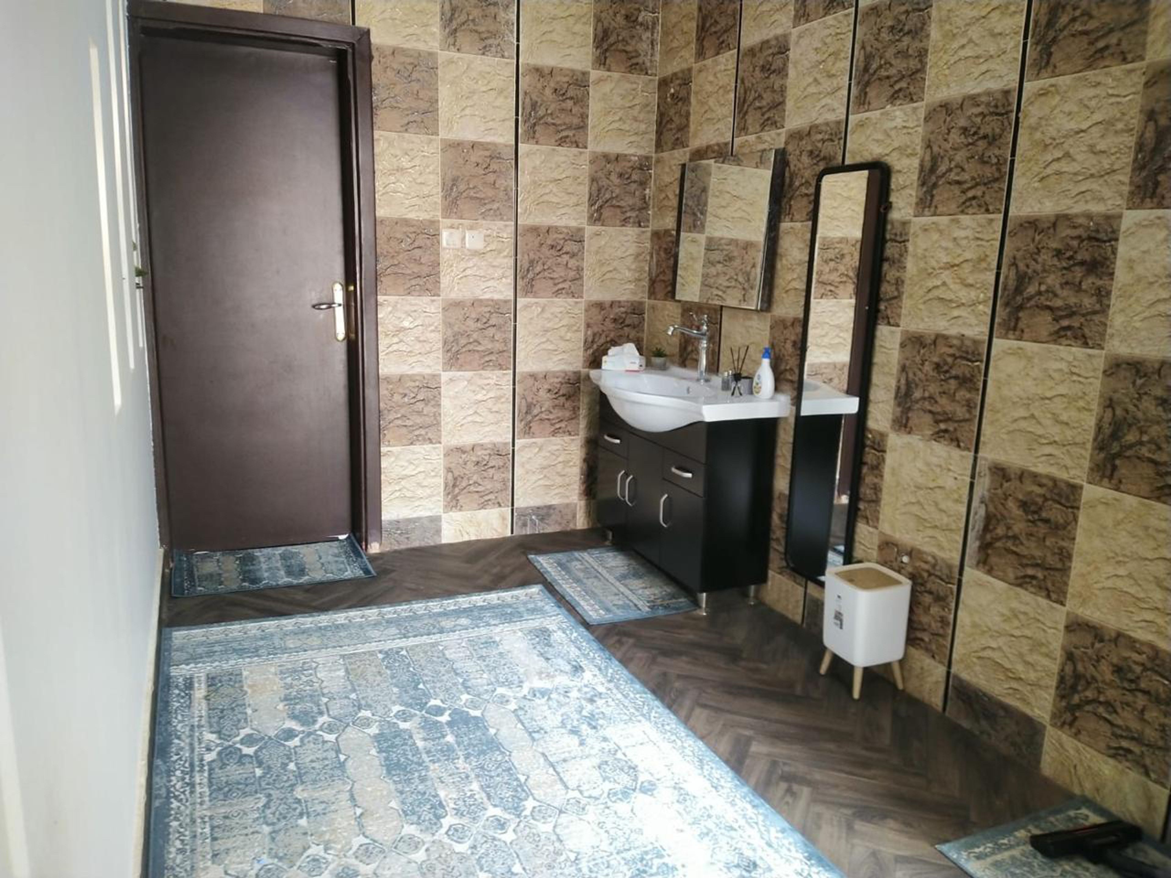 https://img.gathern.co/1024x0/1/cr0xx-XBZkw3q_KzOc3kkn-S5PFjmekP.jpg