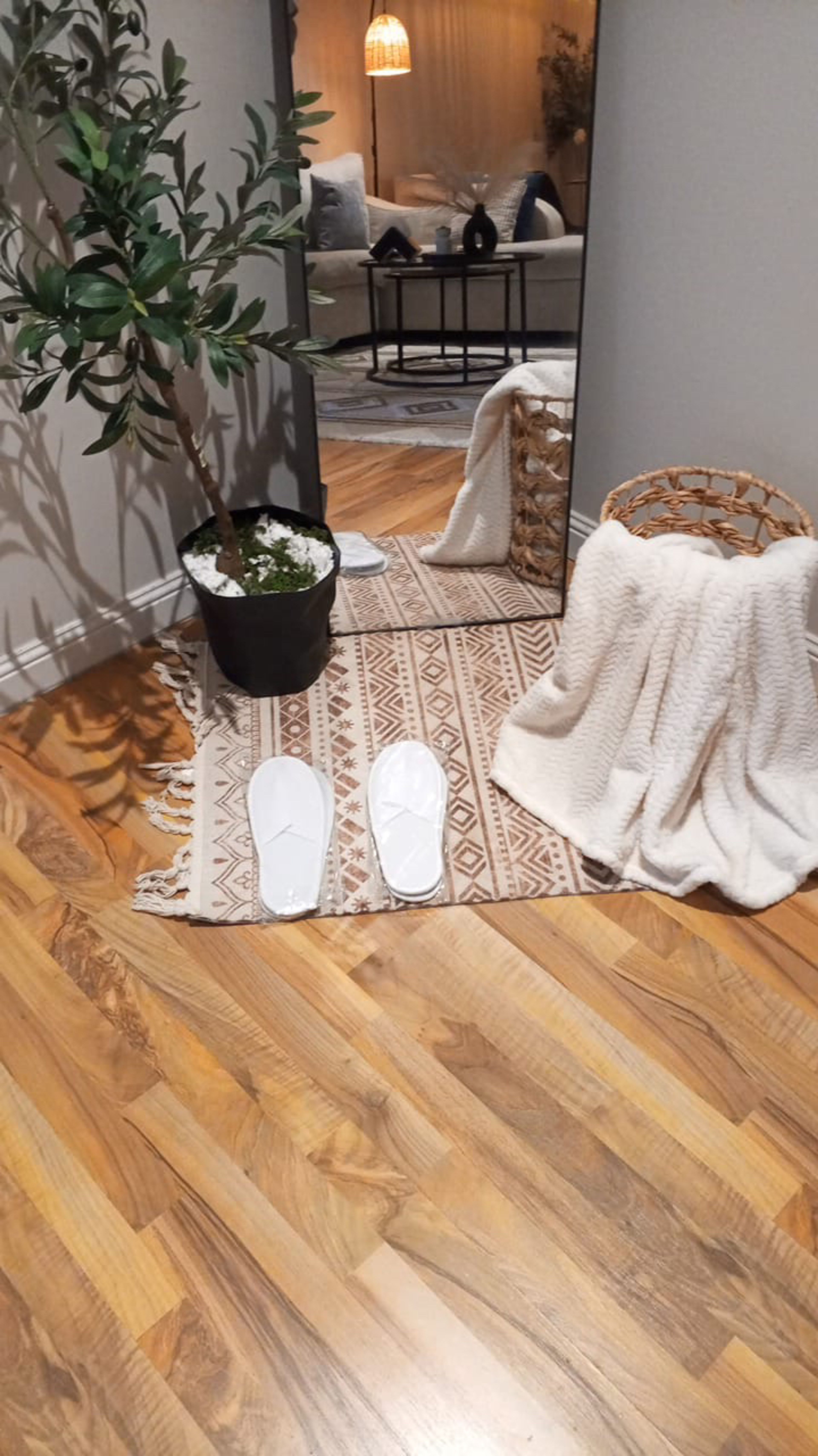 https://img.gathern.co/1400x0/1/d6W8CBa_zd5nvcliOeIJ8GbLGfUScnl9.jpg