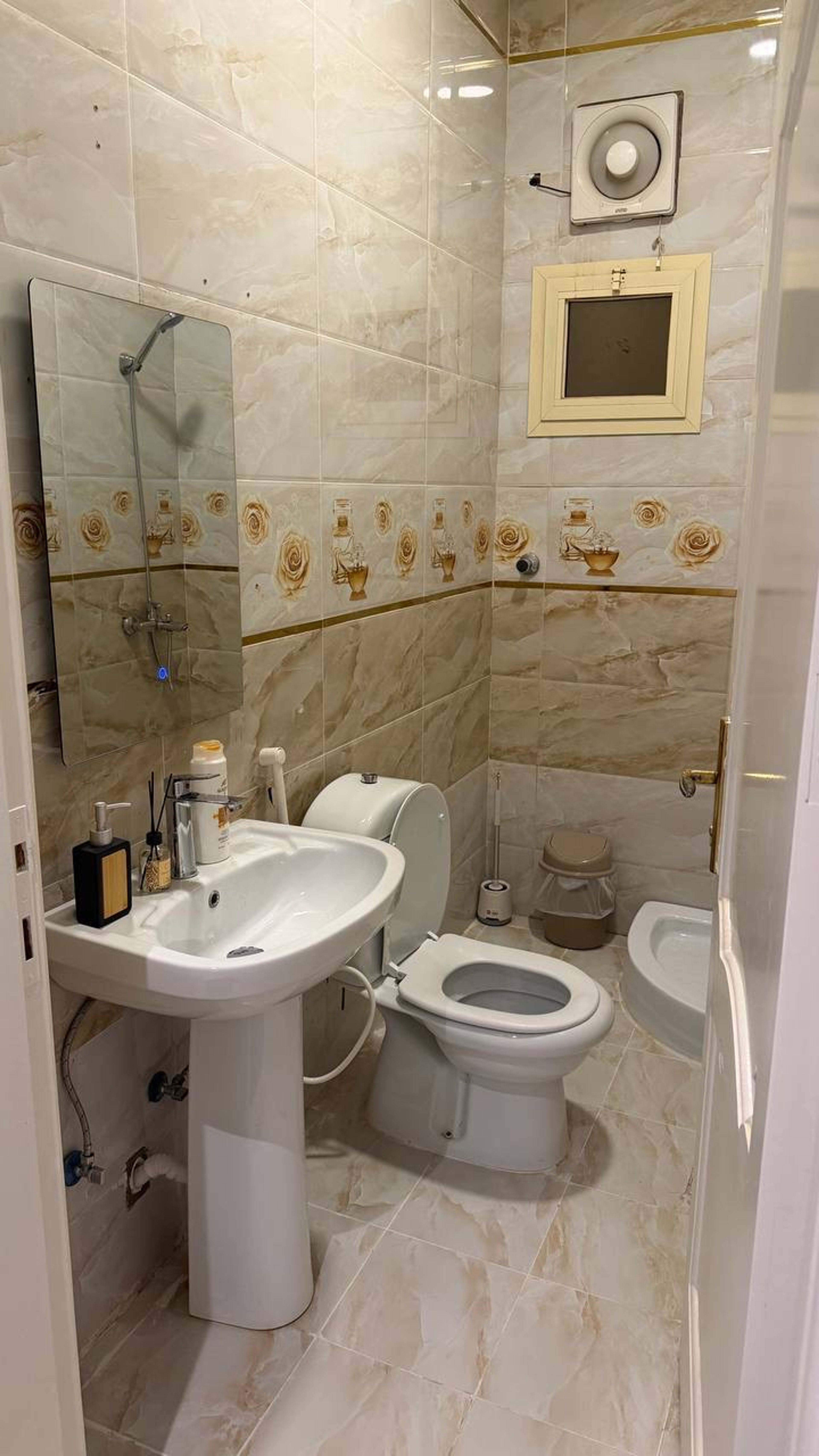 https://img.gathern.co/1024x0/1/d9kW2asEa8cy-H0J80LxnsxYdhdKKWNV.jpeg