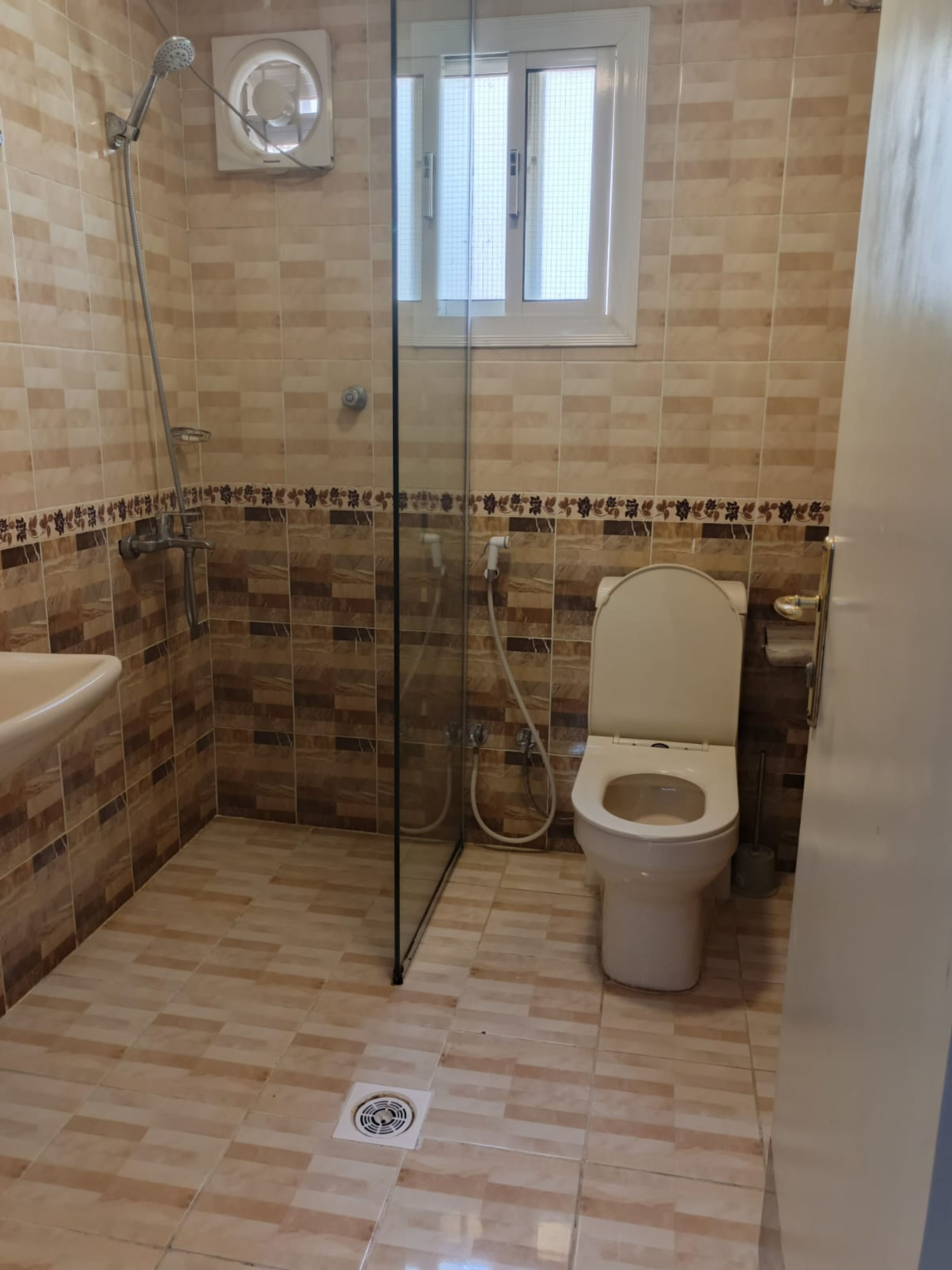 https://img.gathern.co/1024x0/1/dpy_bSYp5oCEl89NajoGhgAgF3EH_E7C.jpeg