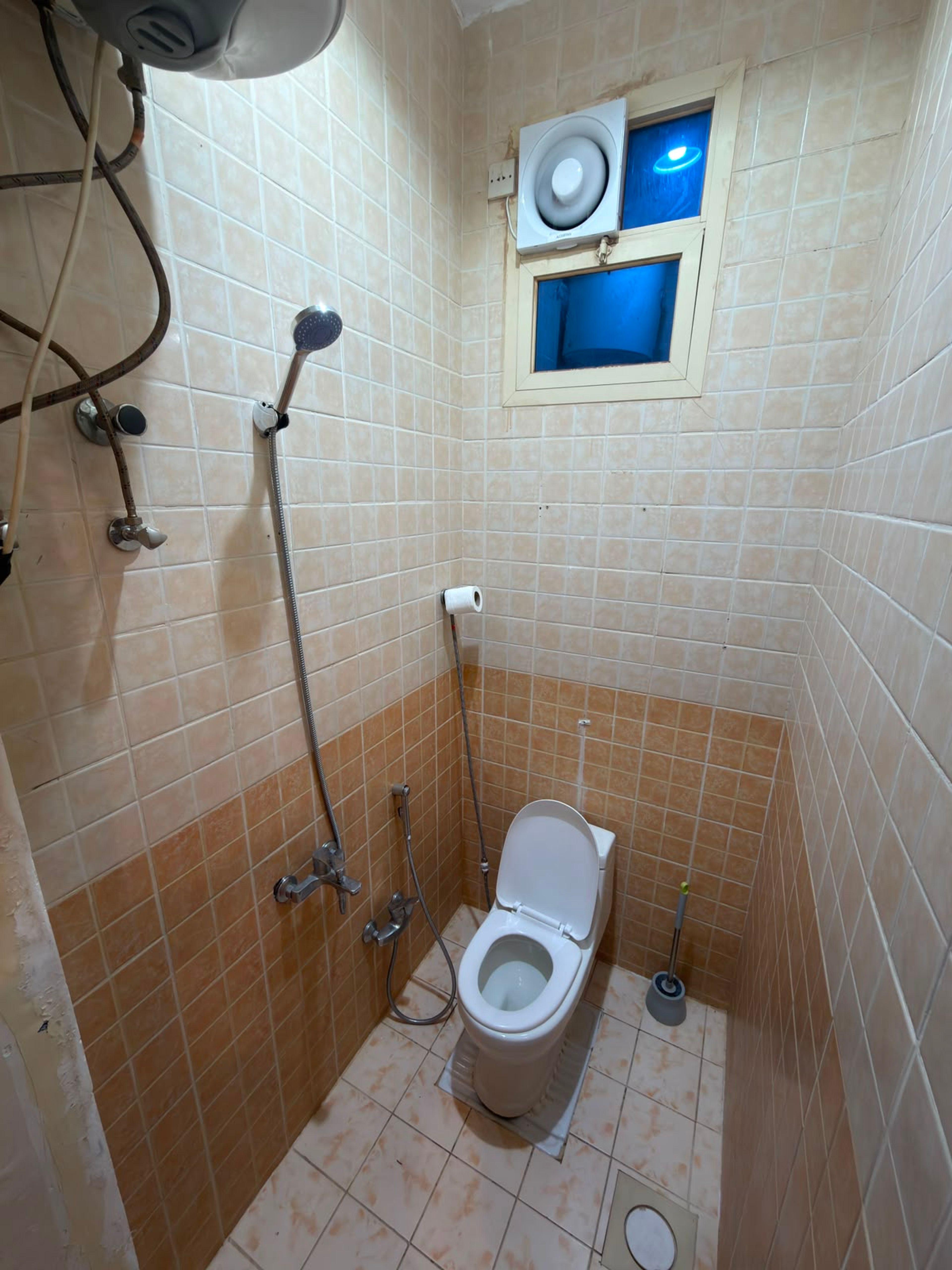 https://img.gathern.co/1024x0/1/e-95efri62Em2HiY4Xw6qzTiHbahMiaX.jpg