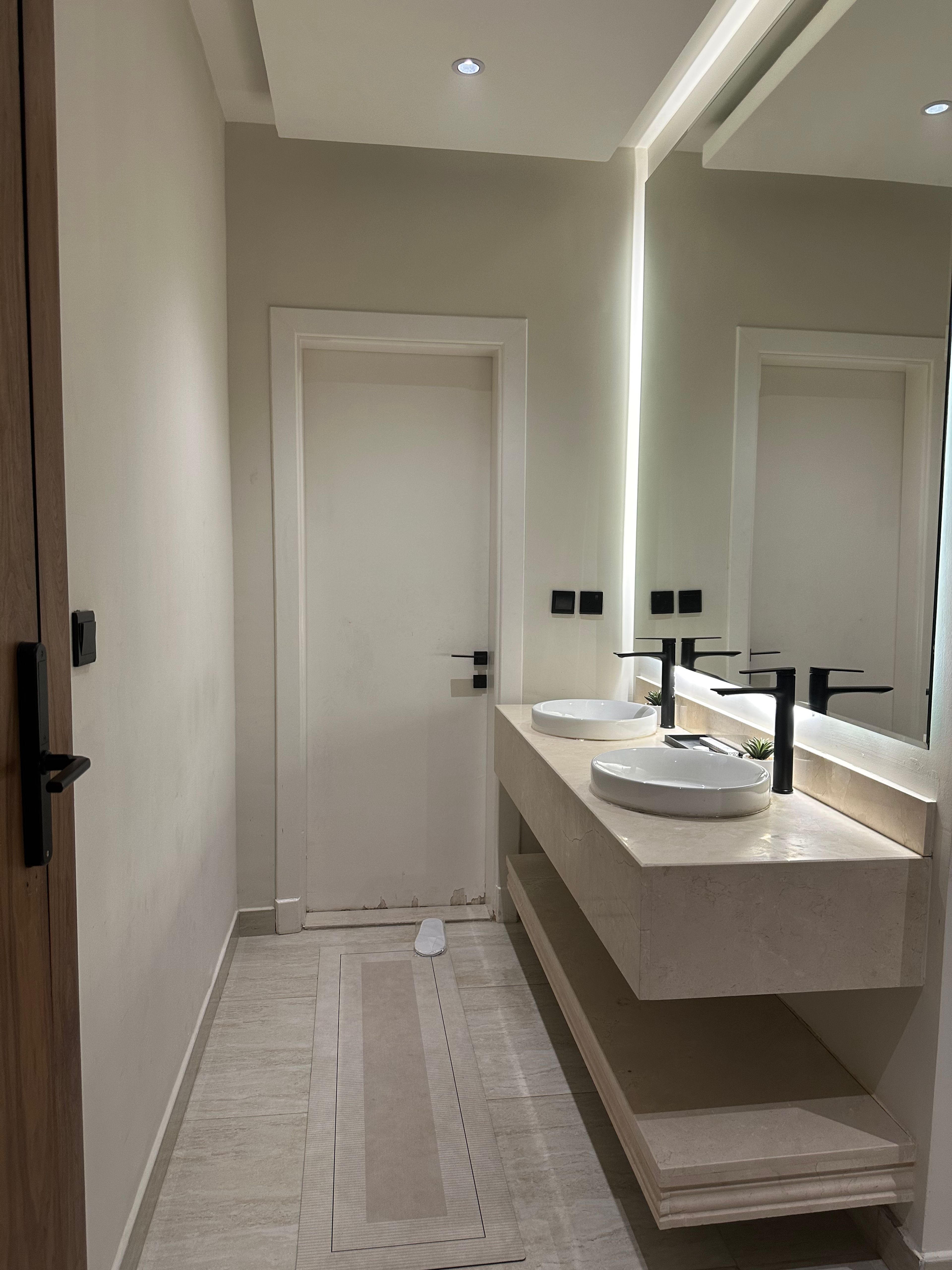 https://img.gathern.co/1400x0/1/e2DqvZbJzGy3BZmJHLMRnwtLUcKWD_h5.jpg
