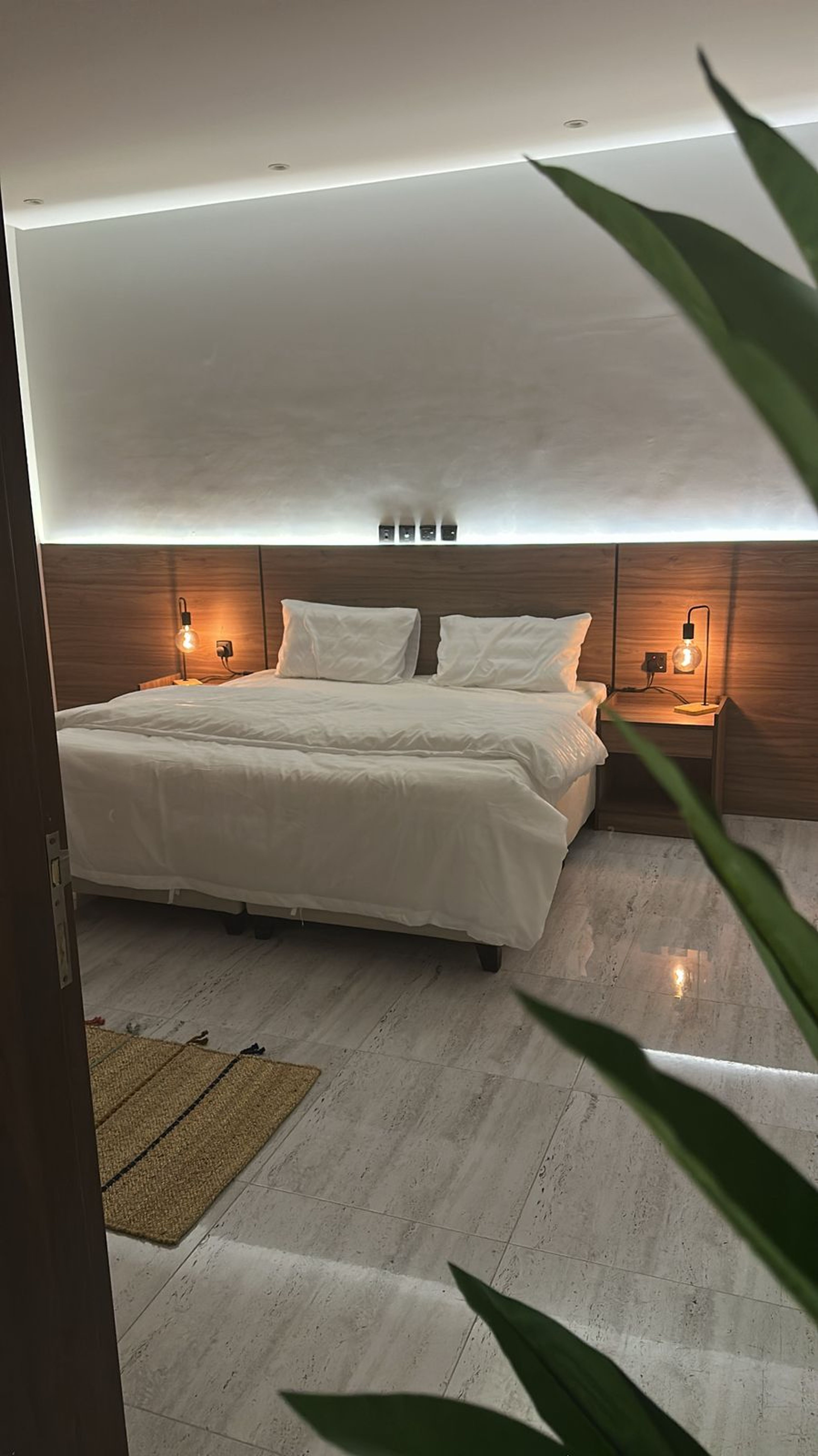 https://img.gathern.co/1400x0/1/eYB-C_rI5mSy94Ts7AKa22to7ezKDkuY.jpg