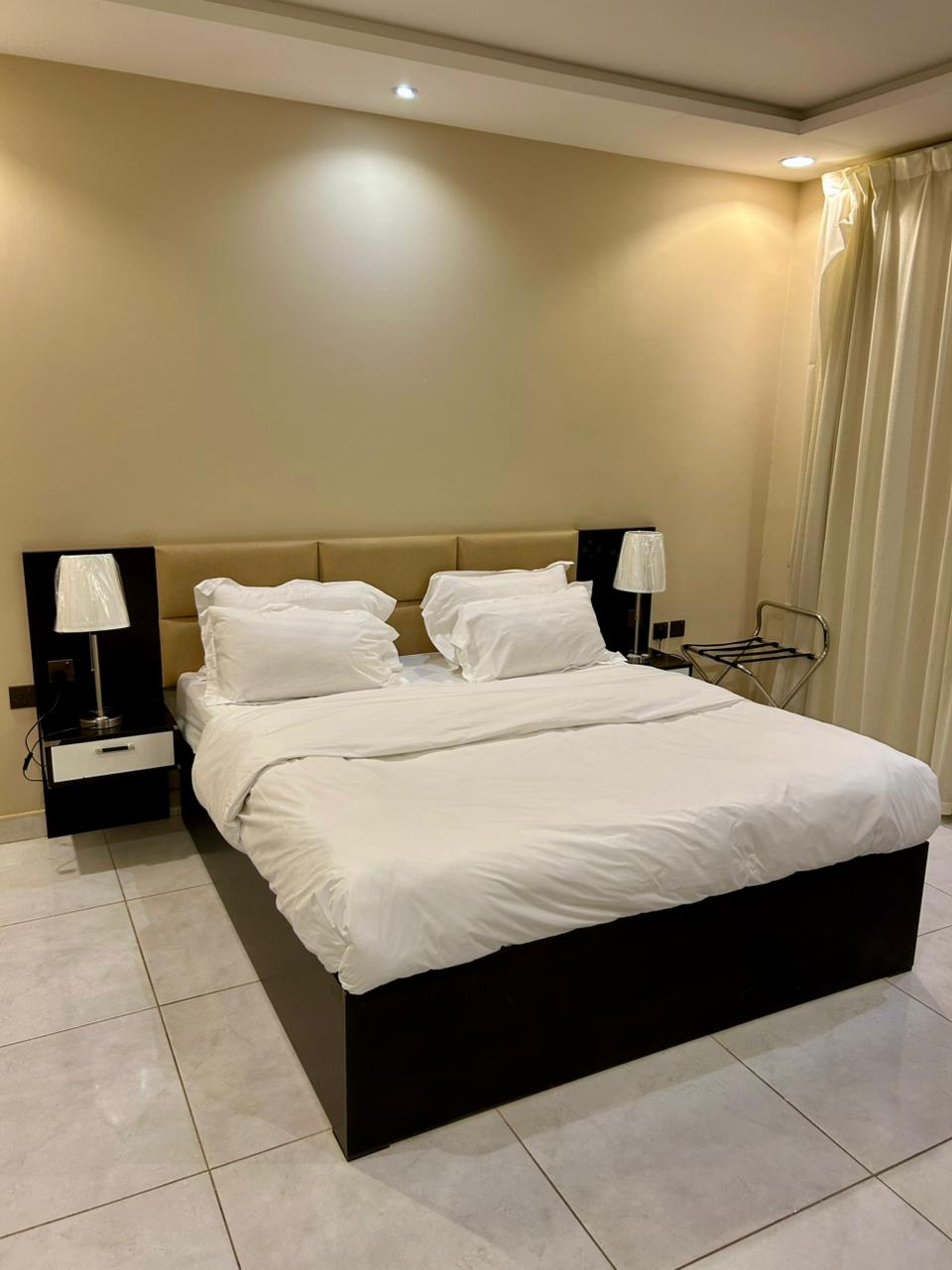 https://img.gathern.co/1400x0/1/gIkHRNeo4sqwoAMIufb102MPwnr-DOwt.jpeg