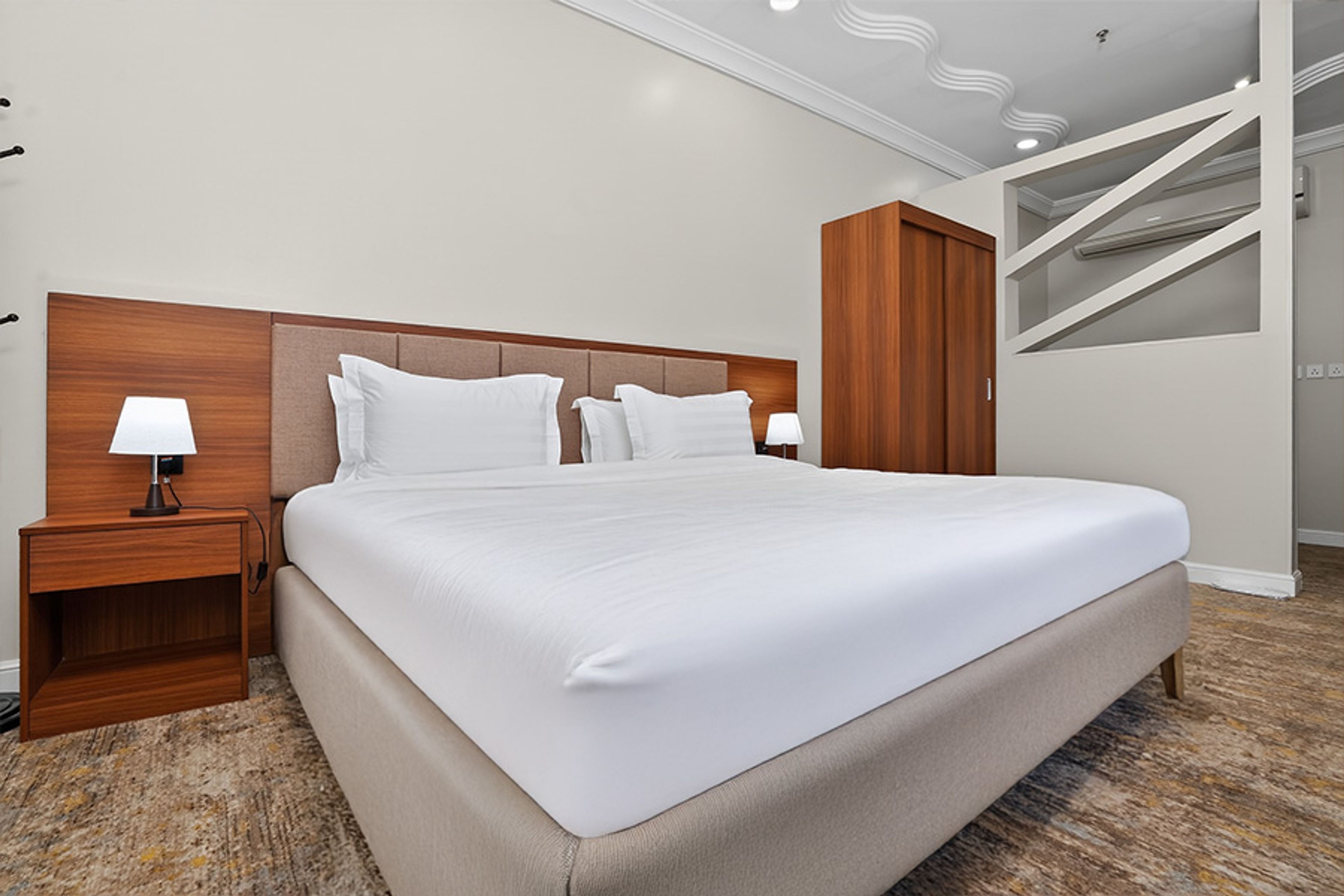 https://img.gathern.co/1400x0/1/h2nKRXFSKiMOYhom-oey0mLR6x5fdIr3.jpg
