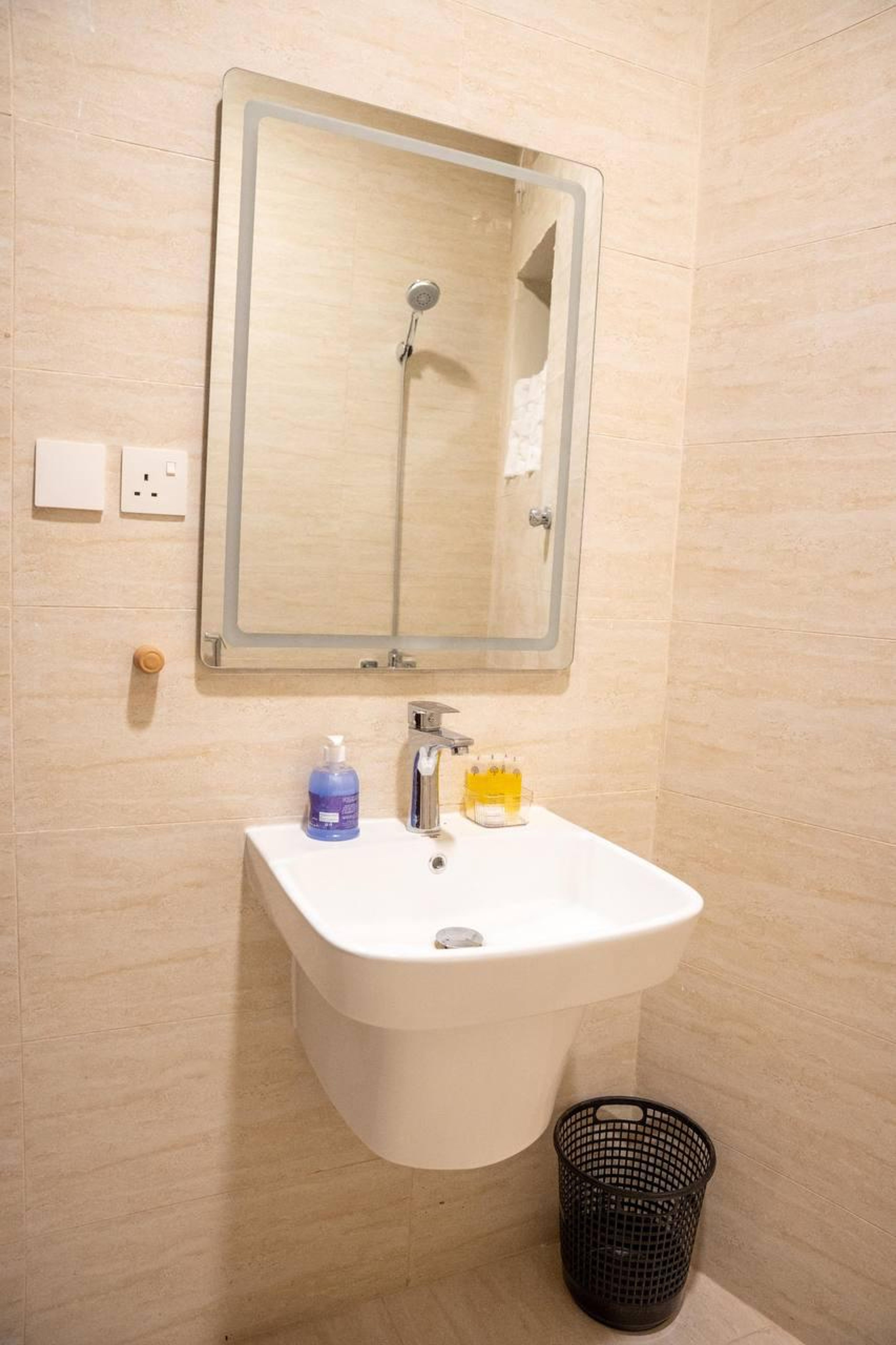 https://img.gathern.co/1400x0/1/hJpPo2HWDPNyjVcraxgxlnbZFwUrfNmG.jpeg