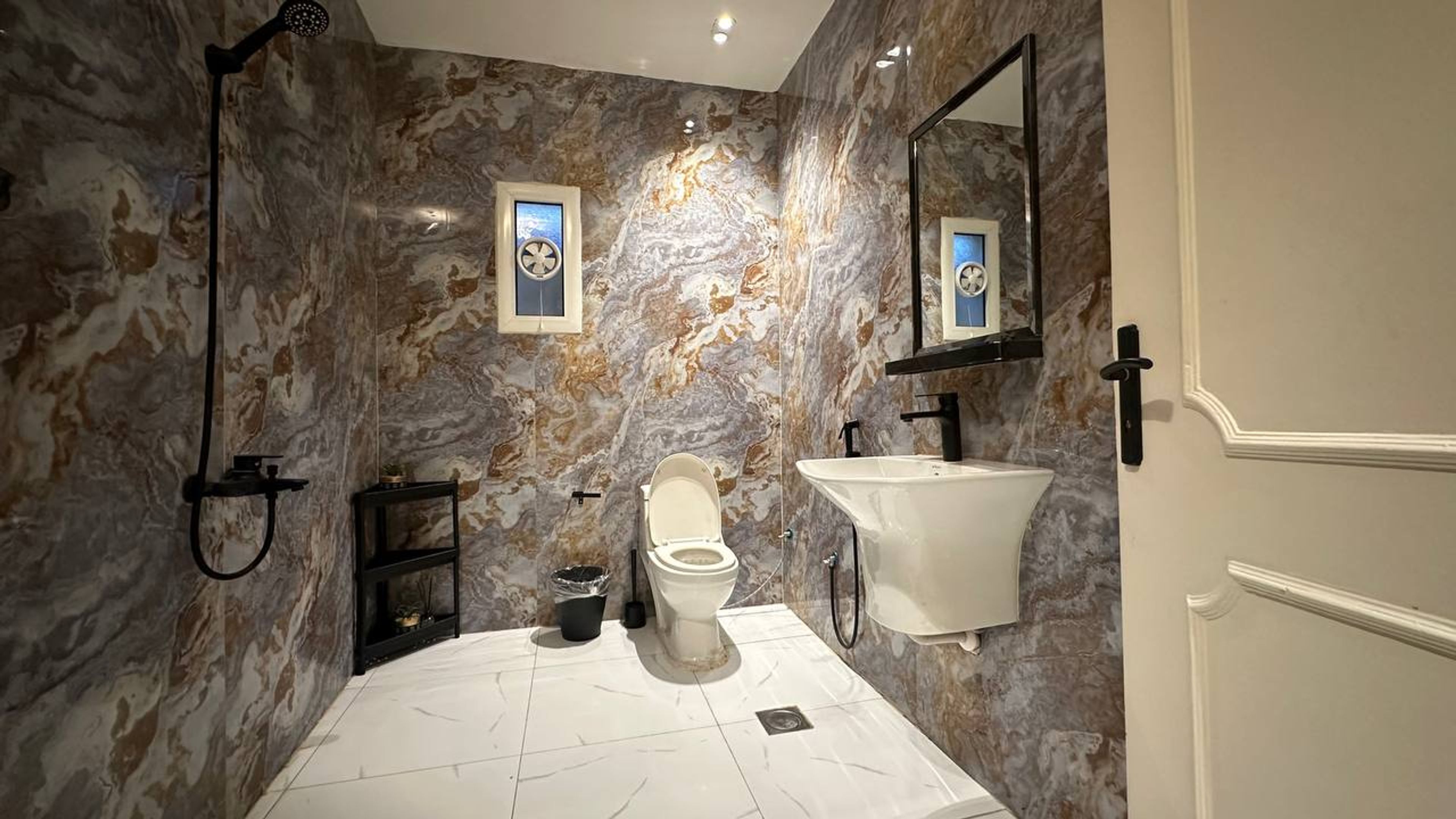 https://img.gathern.co/1400x0/1/hYxoQYumQ-s74QiJGnXPpNC9zYoW-YUp.jpg