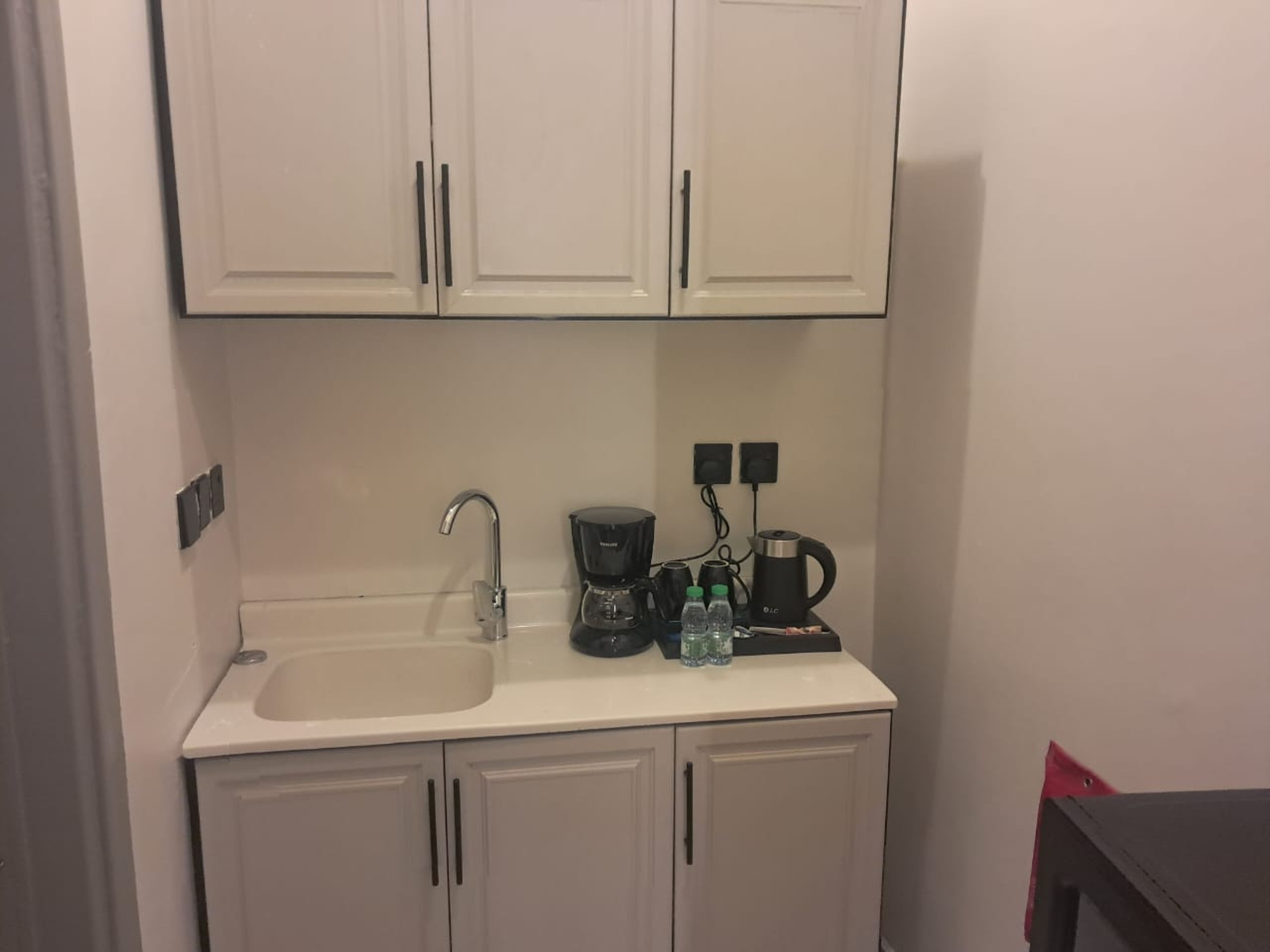 https://img.gathern.co/1400x0/1/hbpudZniFmDg3eJ7lR3e7EwHmz9iVEPf.jpeg