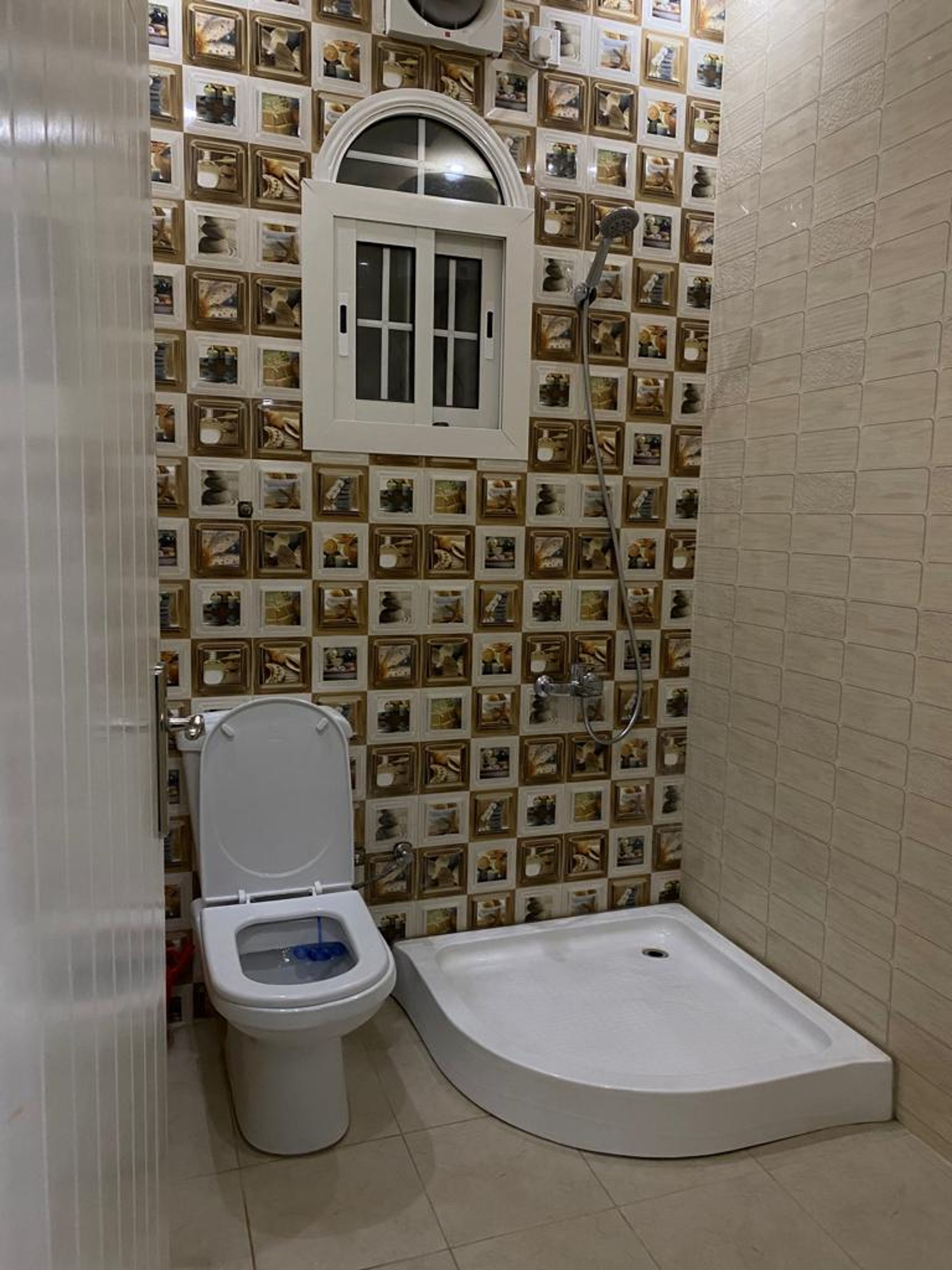 https://img.gathern.co/1024x0/1/hq_g-3kZwL9ddOGNoeTFN0FFWbNcf_Jw.jpeg