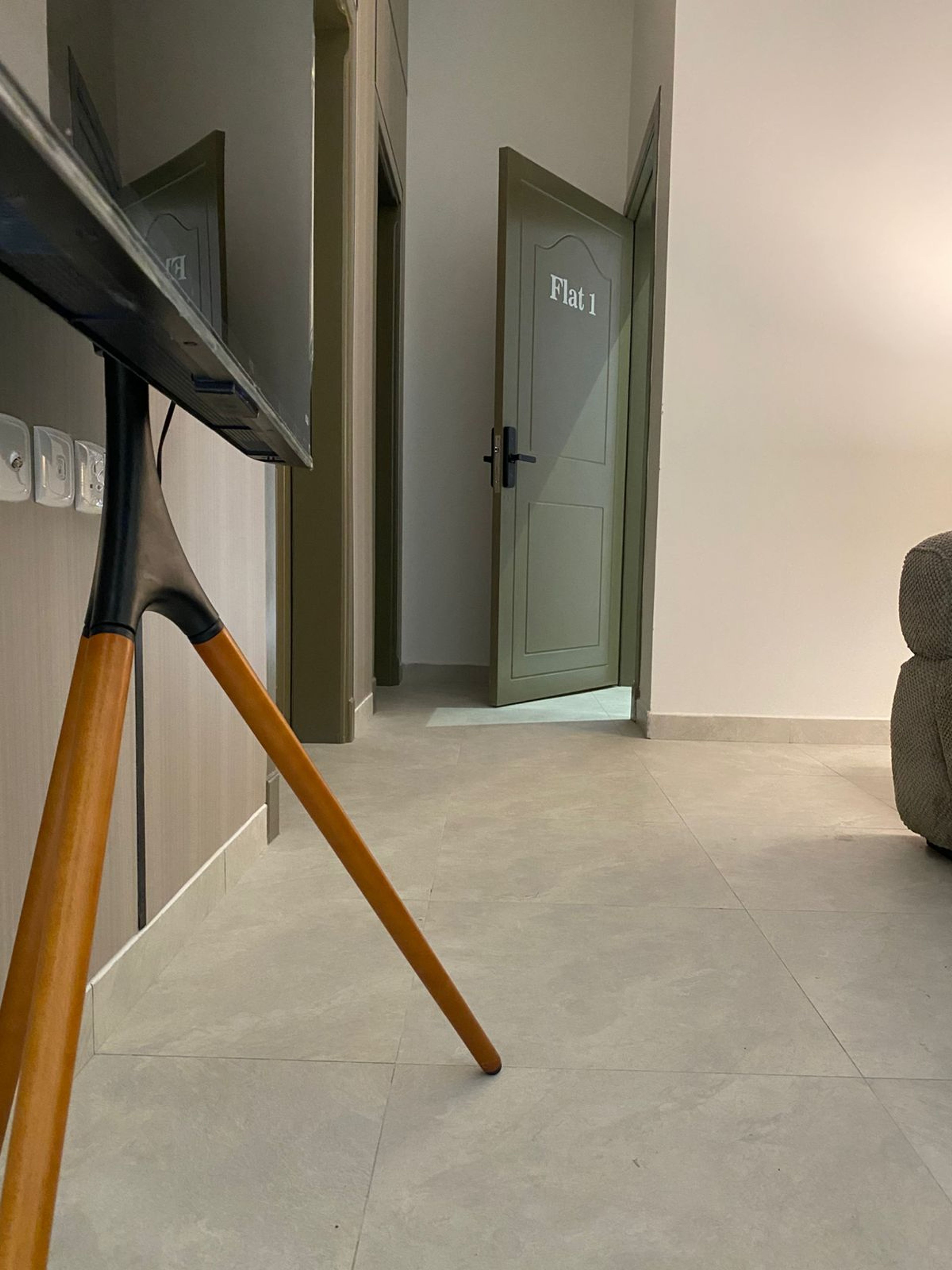 https://img.gathern.co/1400x0/1/hwR7fPY0C5PhN6Zi_EVed4vc9B7gQv2j.jpeg