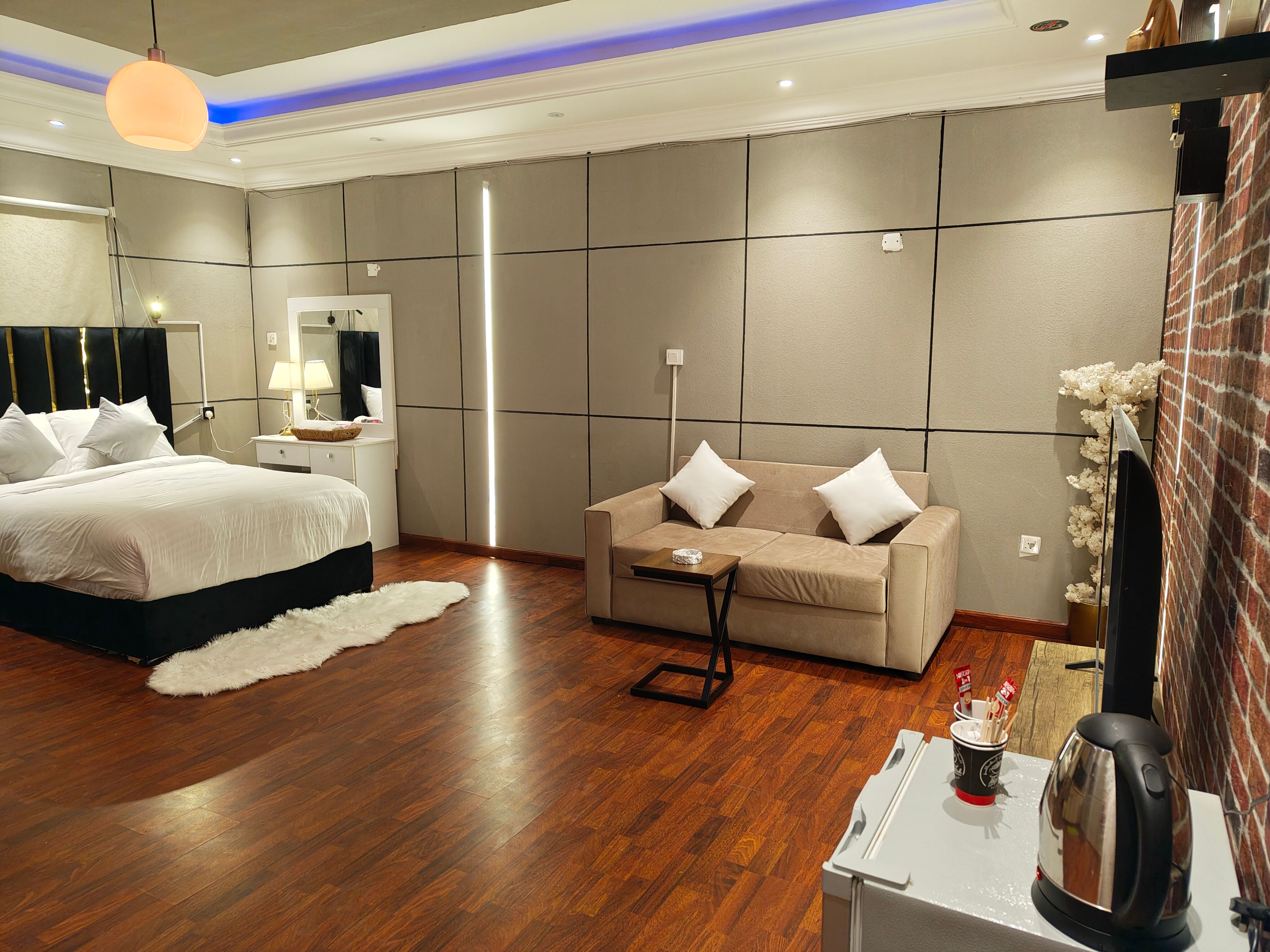 https://img.gathern.co/1400x0/1/iR48IajcvK6Vc-RHCODkwMlJi9UyOKUJ.jpg
