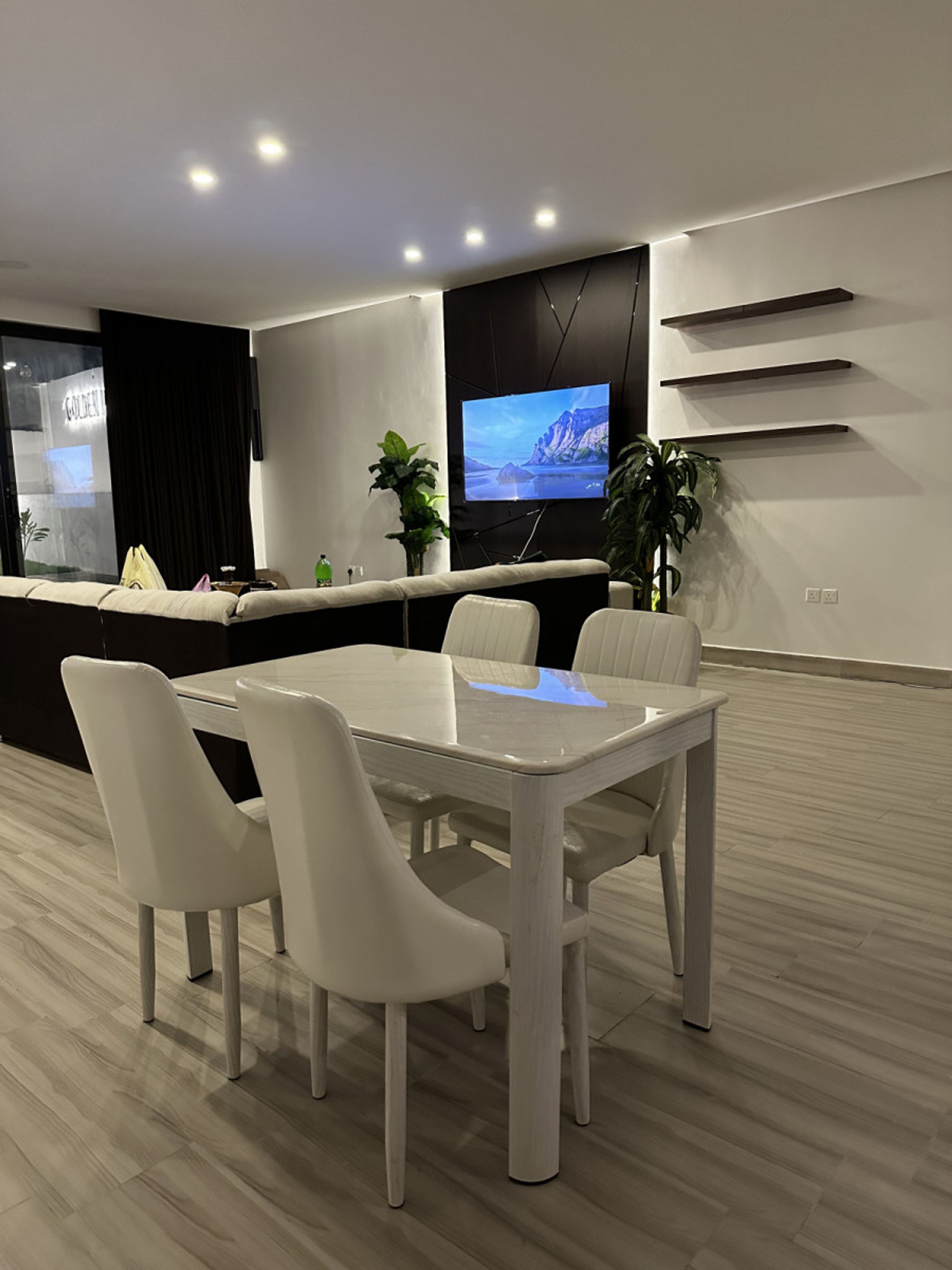 https://img.gathern.co/1400x0/1/kuLme-vPHM1md59wWyos36fP7Qw21nmm.jpg
