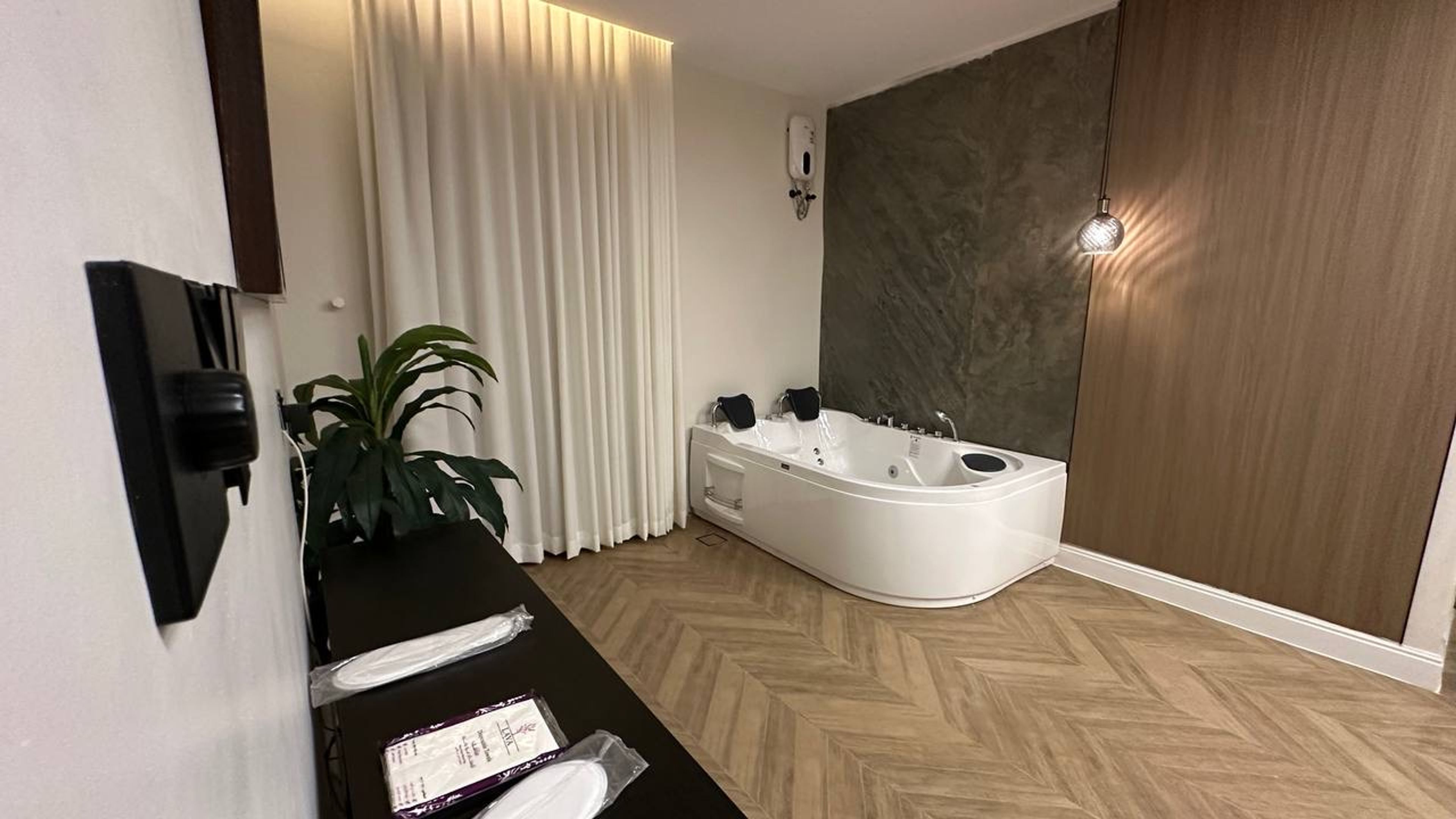https://img.gathern.co/1400x0/1/lKGu1kXBEcgl4lMb7ORcERiEXInhlWED.jpg