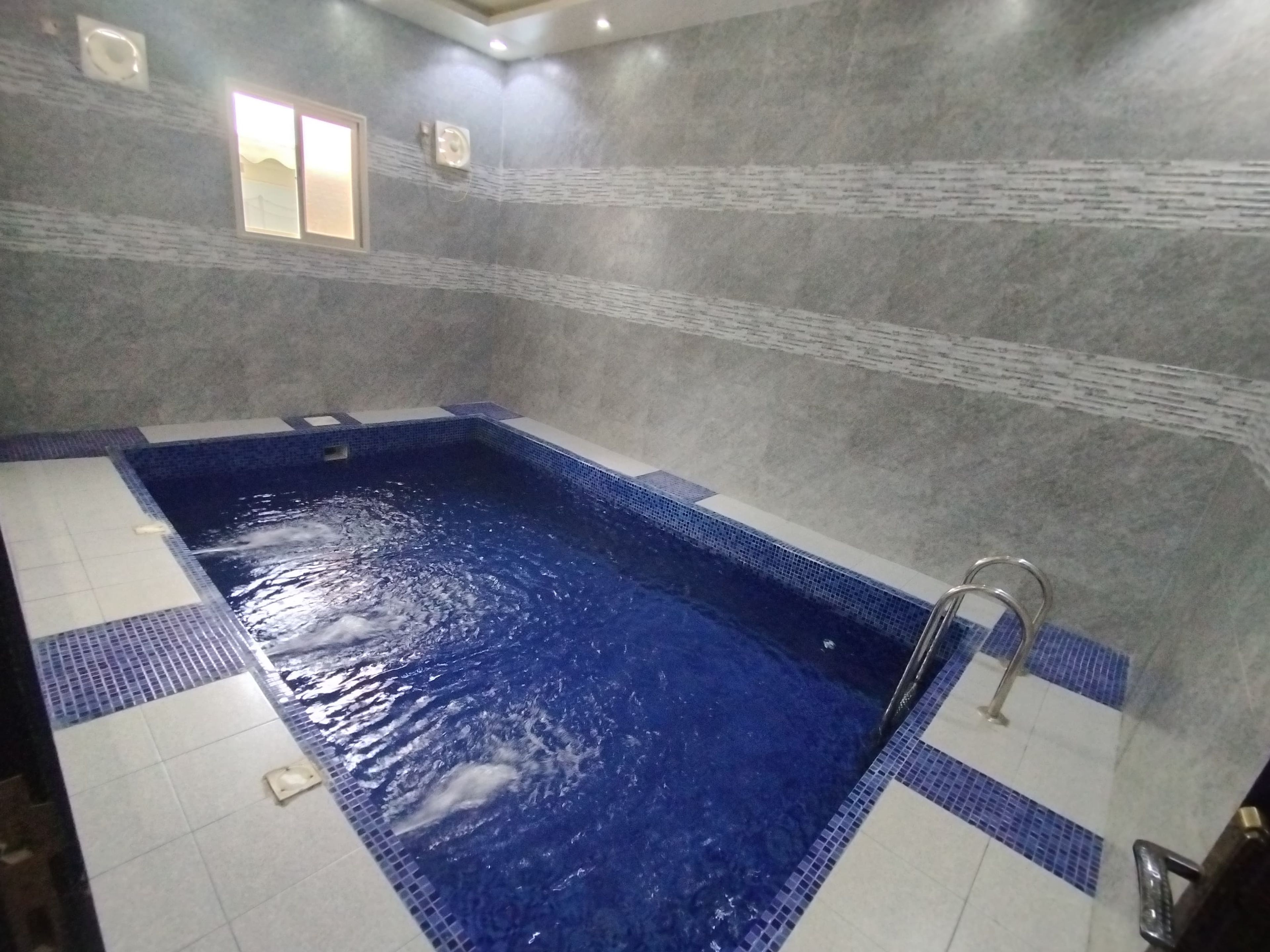 https://img.gathern.co/1024x0/1/lUAyOyTxDnkrh0pFUKksAfI8XL84j6Q7.jpg
